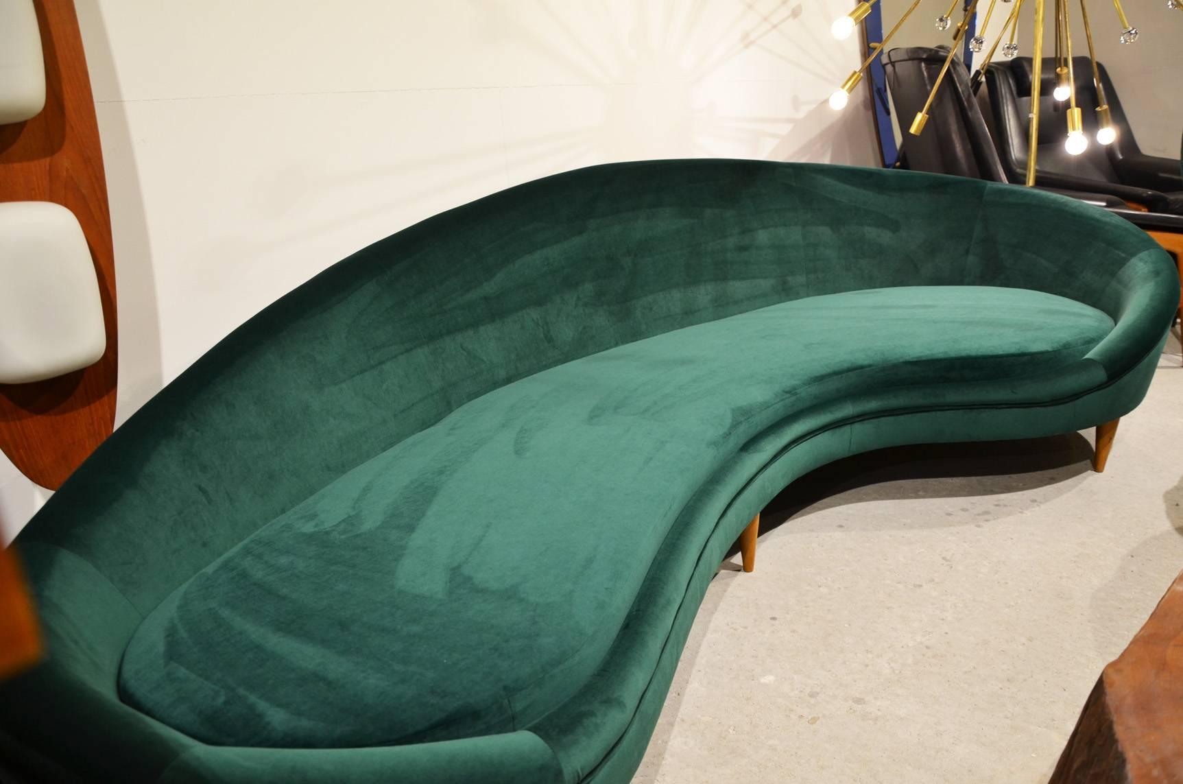 Huge green velvet sofa in the taste of Ico Parisi fitted with wooden feet. 