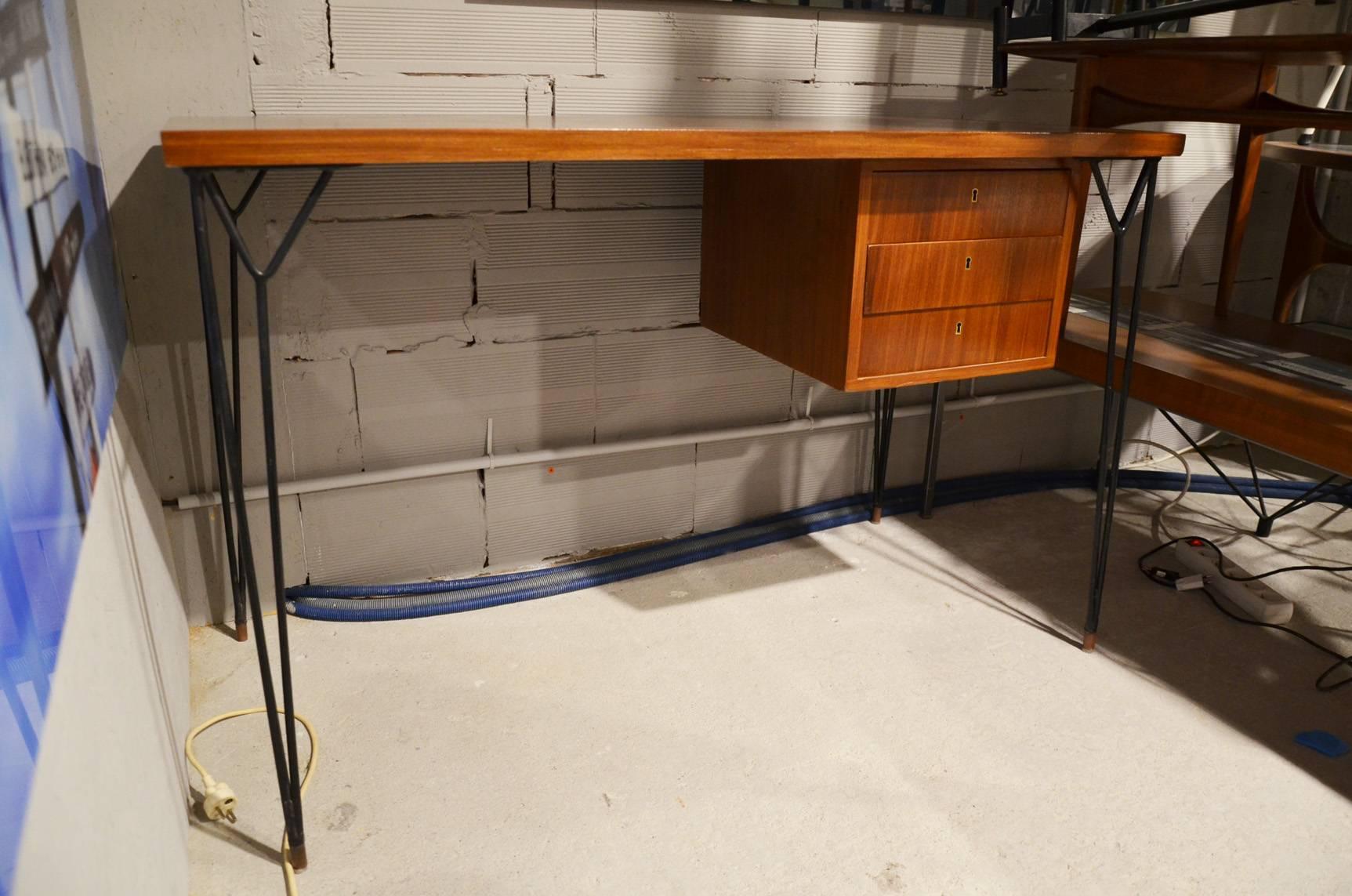 Italian wood and steel desk, circa 1960. In excellent condition
Beautiful feet details.