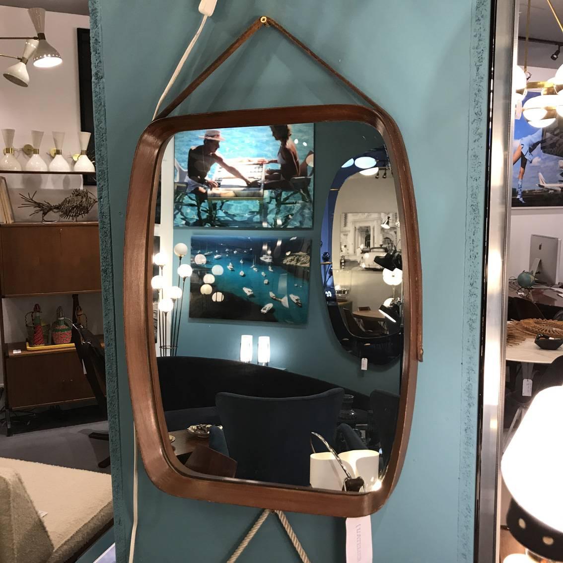 Beautiful Italian mirror in the taste of Paolo Buffa. Very good condition
Measures: 40x 52 x 3cm
77cm height with the leather.