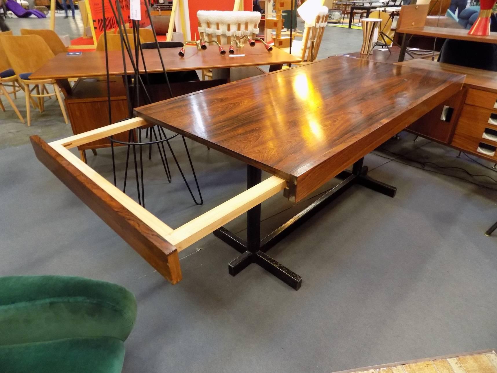 Fantastic Italian rosewood table, circa 1960. Two extensions in each side.