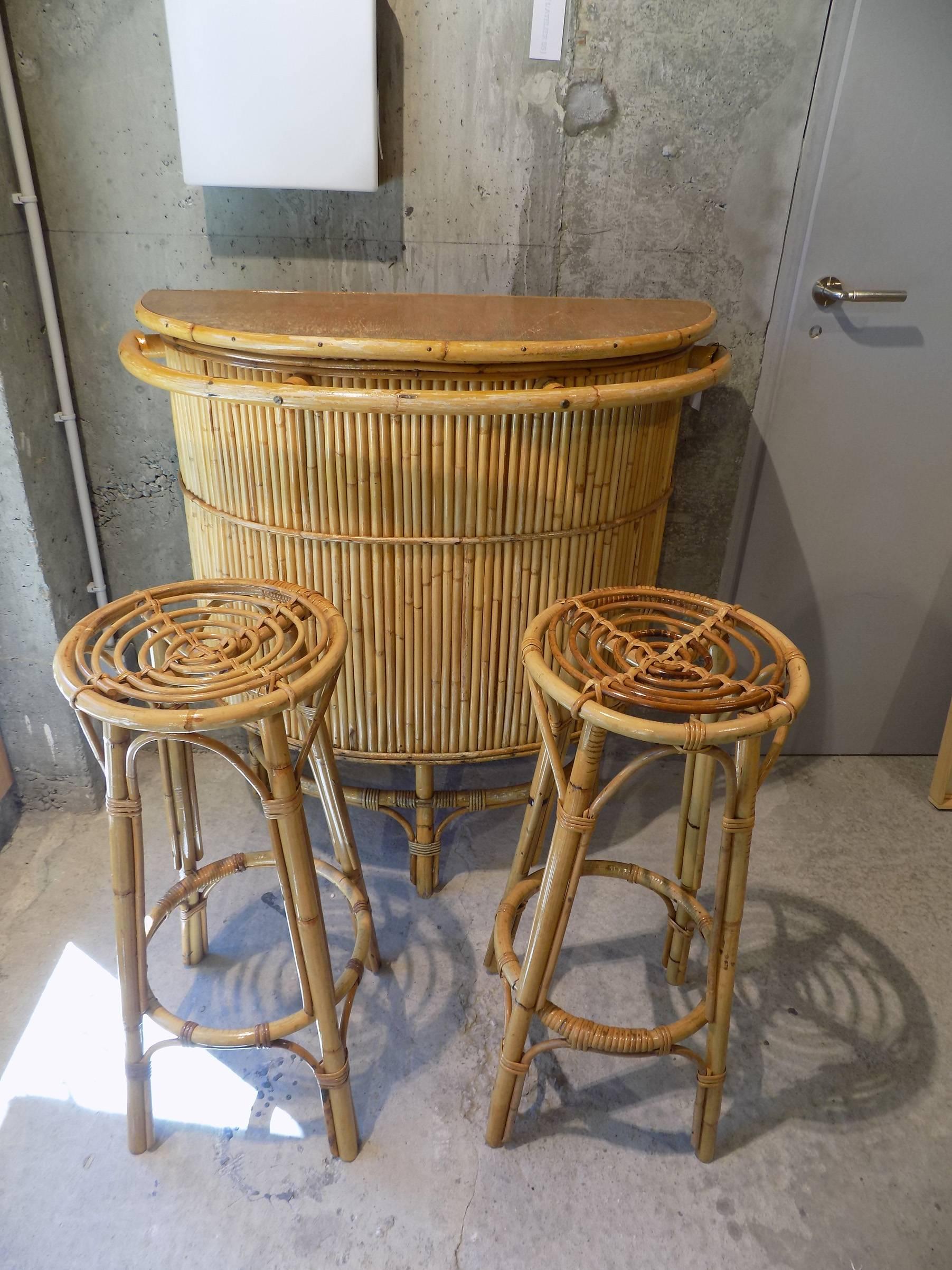 Beautiful set of Italian wicker bar and two stools, circa 1960. In excellent condition.