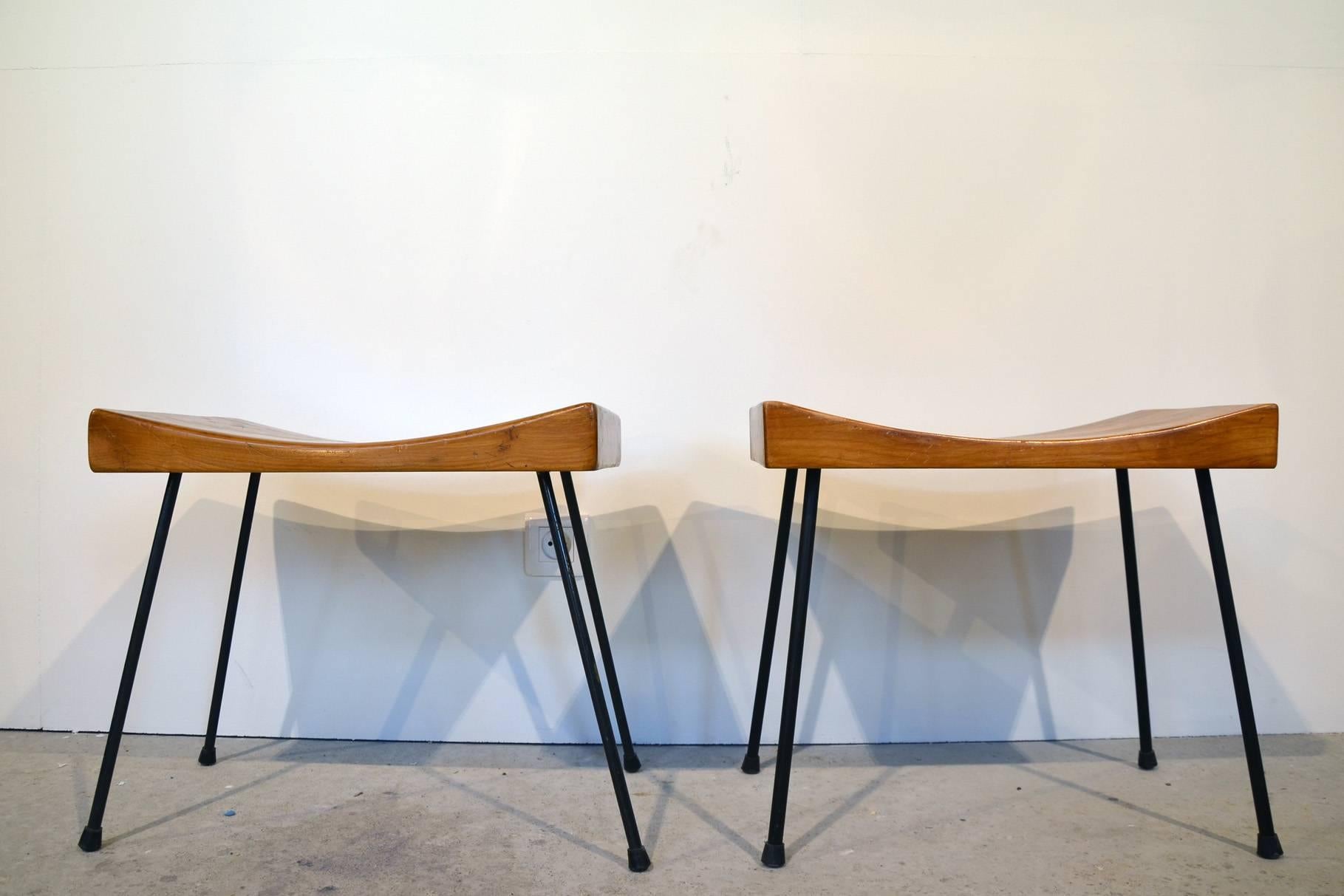 Mid-Century Modern Beautiful Pair of Stools in the Taste of George Nakashima For Sale
