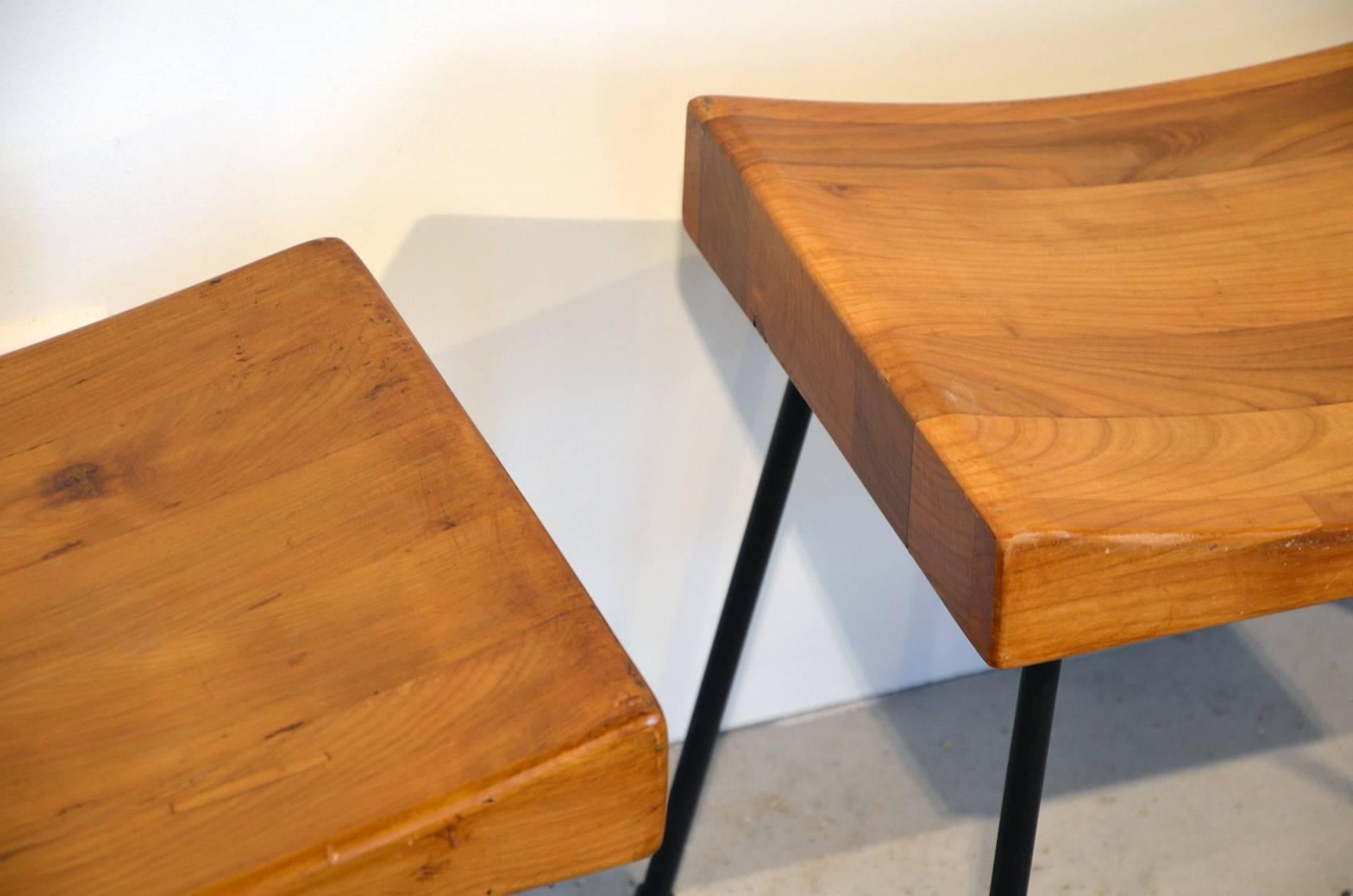 Beautiful Pair of Stools in the Taste of George Nakashima In Excellent Condition For Sale In Megeve, FR