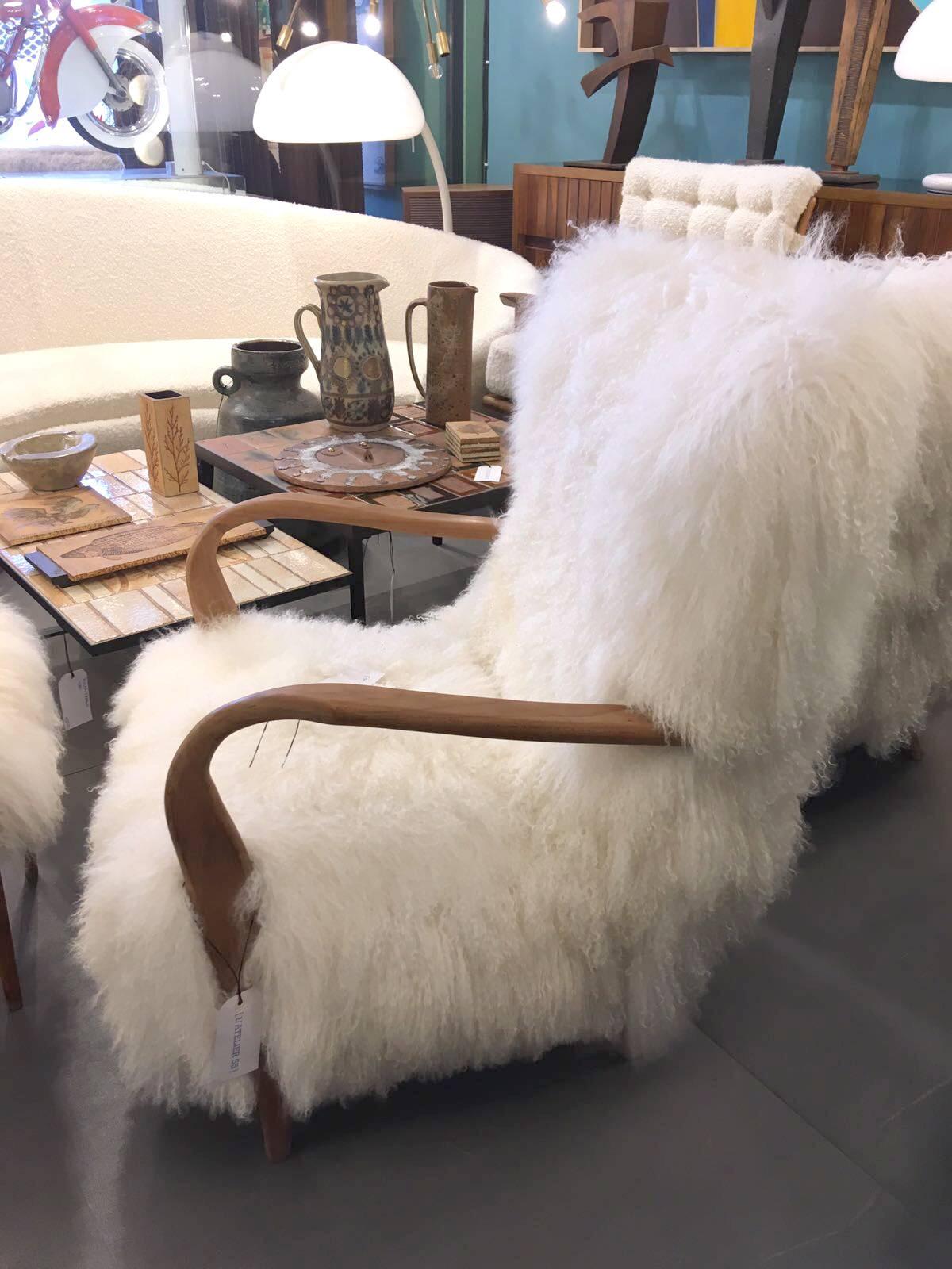 Reupholstered with a Tibetan lamb fur
Excellent condition.