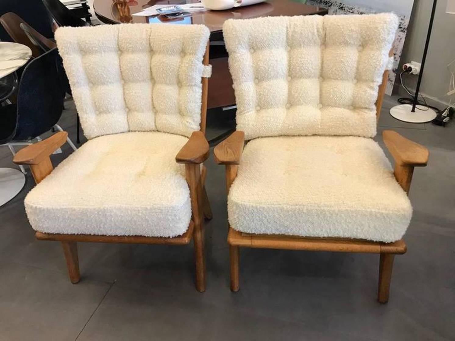 Excellent condition
Reupholstered in a white wool fabric.