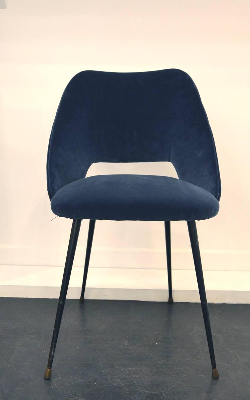 Beautiful Set Of eight Italian 1960 Reupholstered Blue Velvet Chairs In Good Condition In Megeve, FR