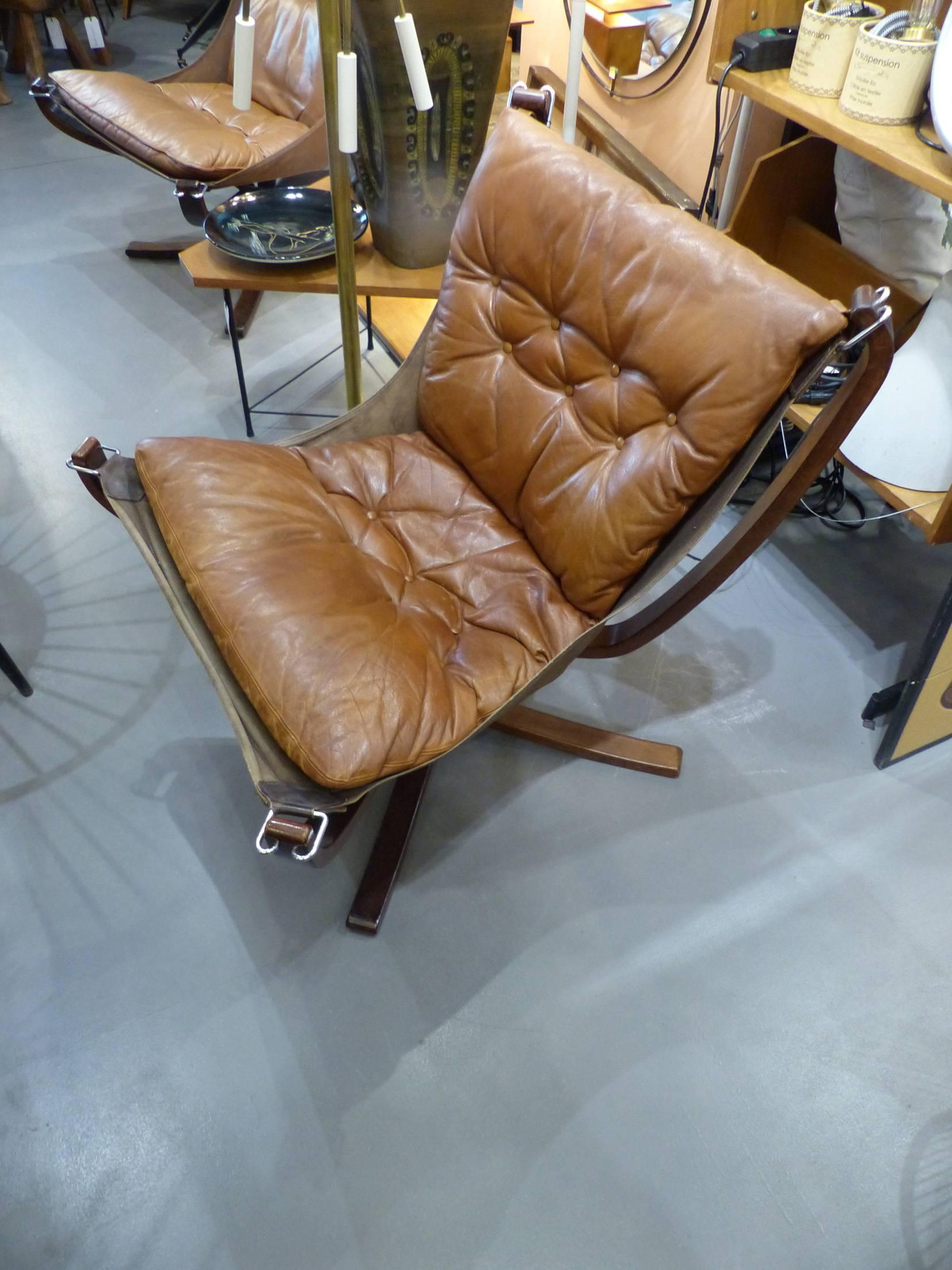 Beautiful Sigurd Resell leather falcon chair circa 1970, in good condition.