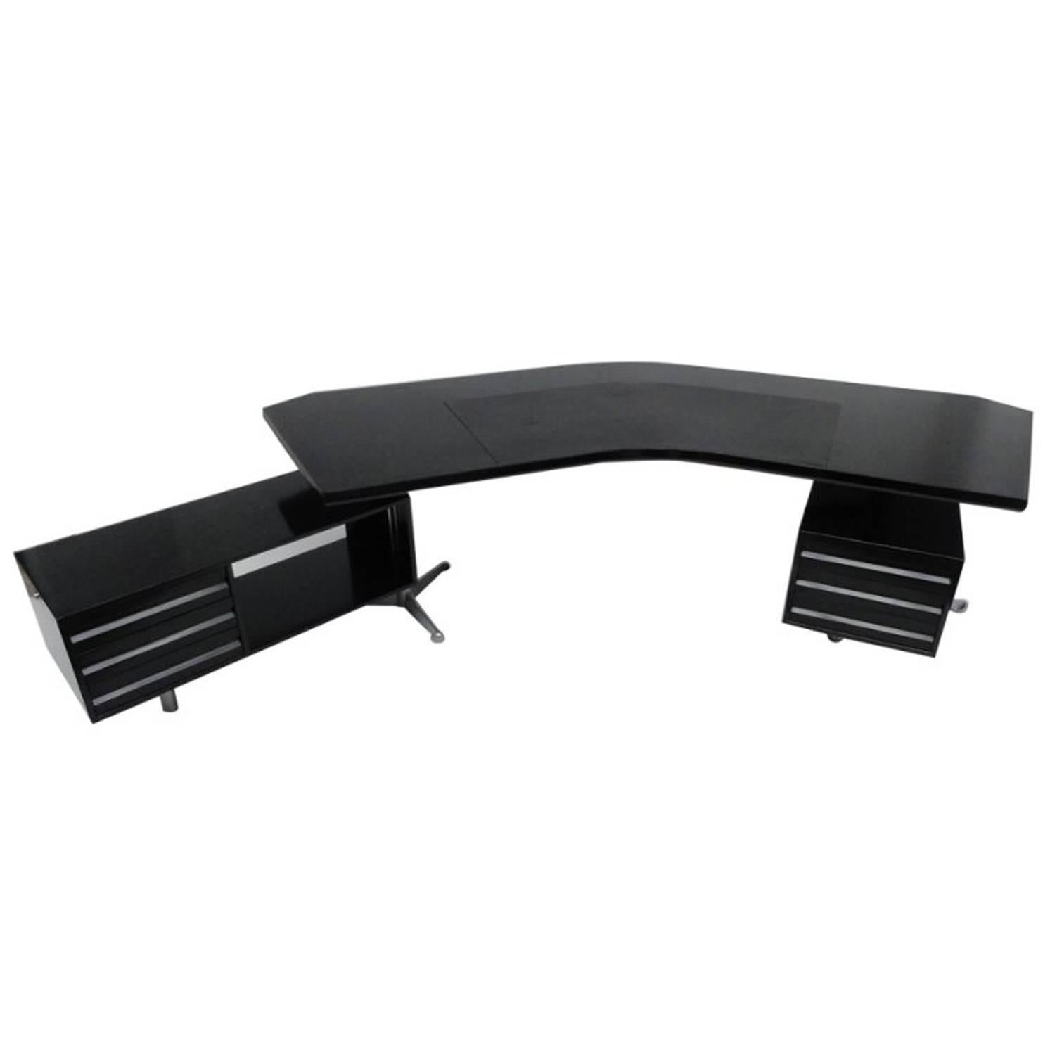 Fantastic Osvaldo Borsani Boomerang desk in excellent condition.