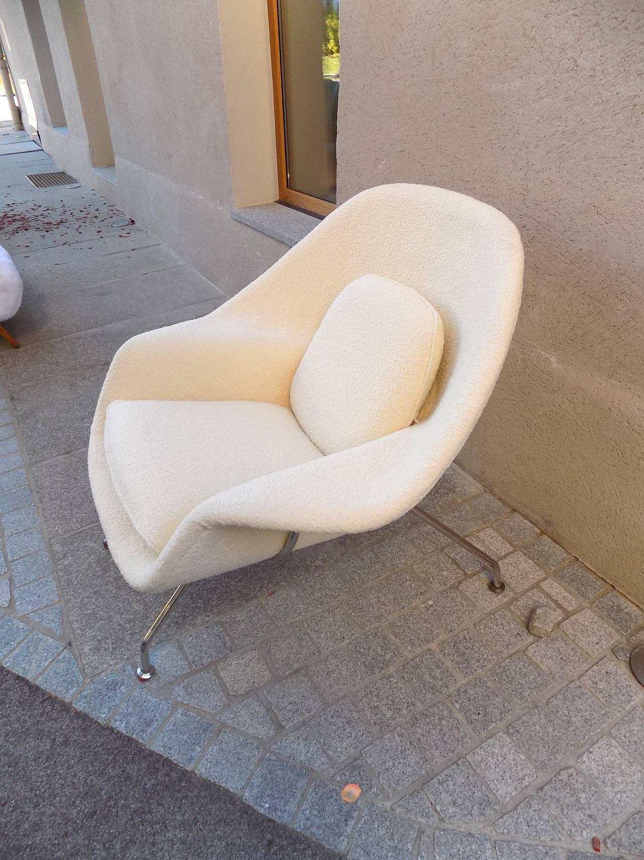 Mid-Century Modern Womb Lounge Chair by Eero Saarinen, Reupholstered For Sale