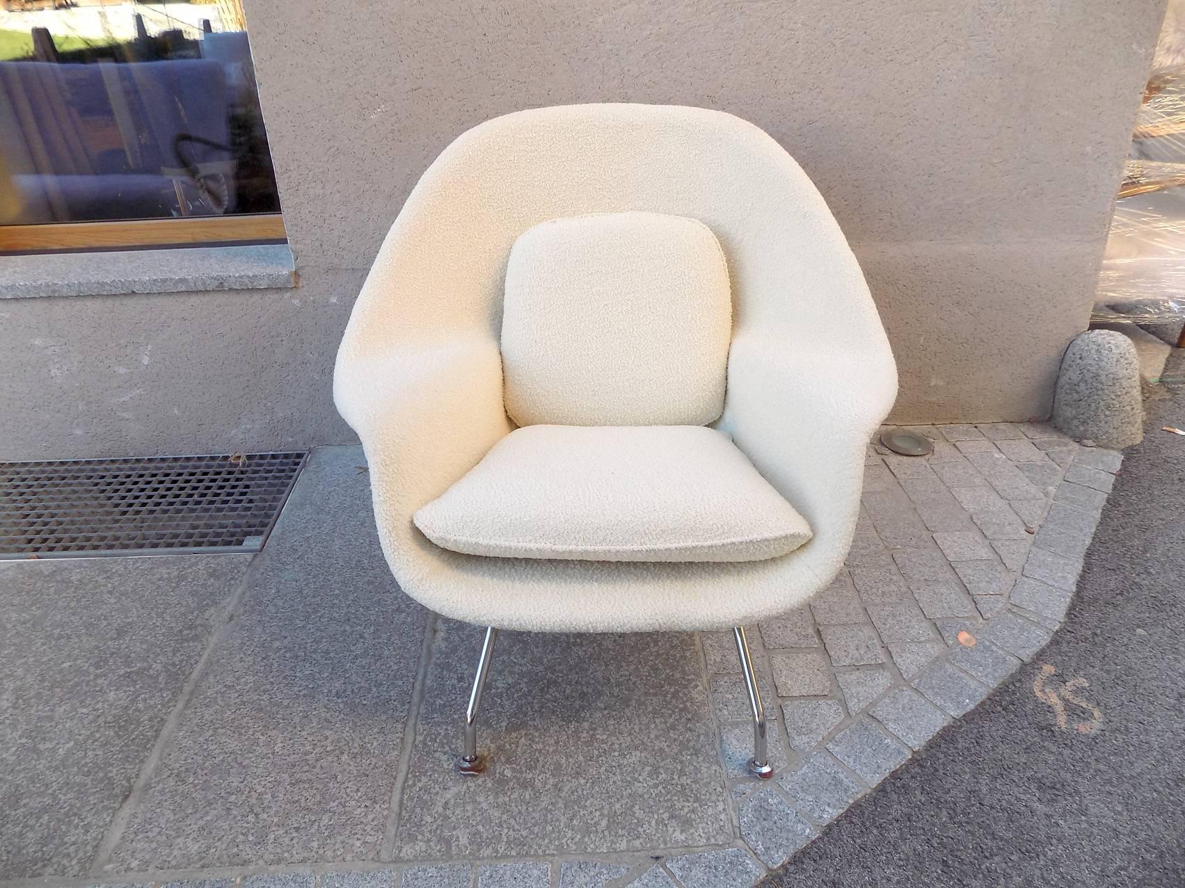 Womb lounge chair by Eero Saarinen in perfect condition.