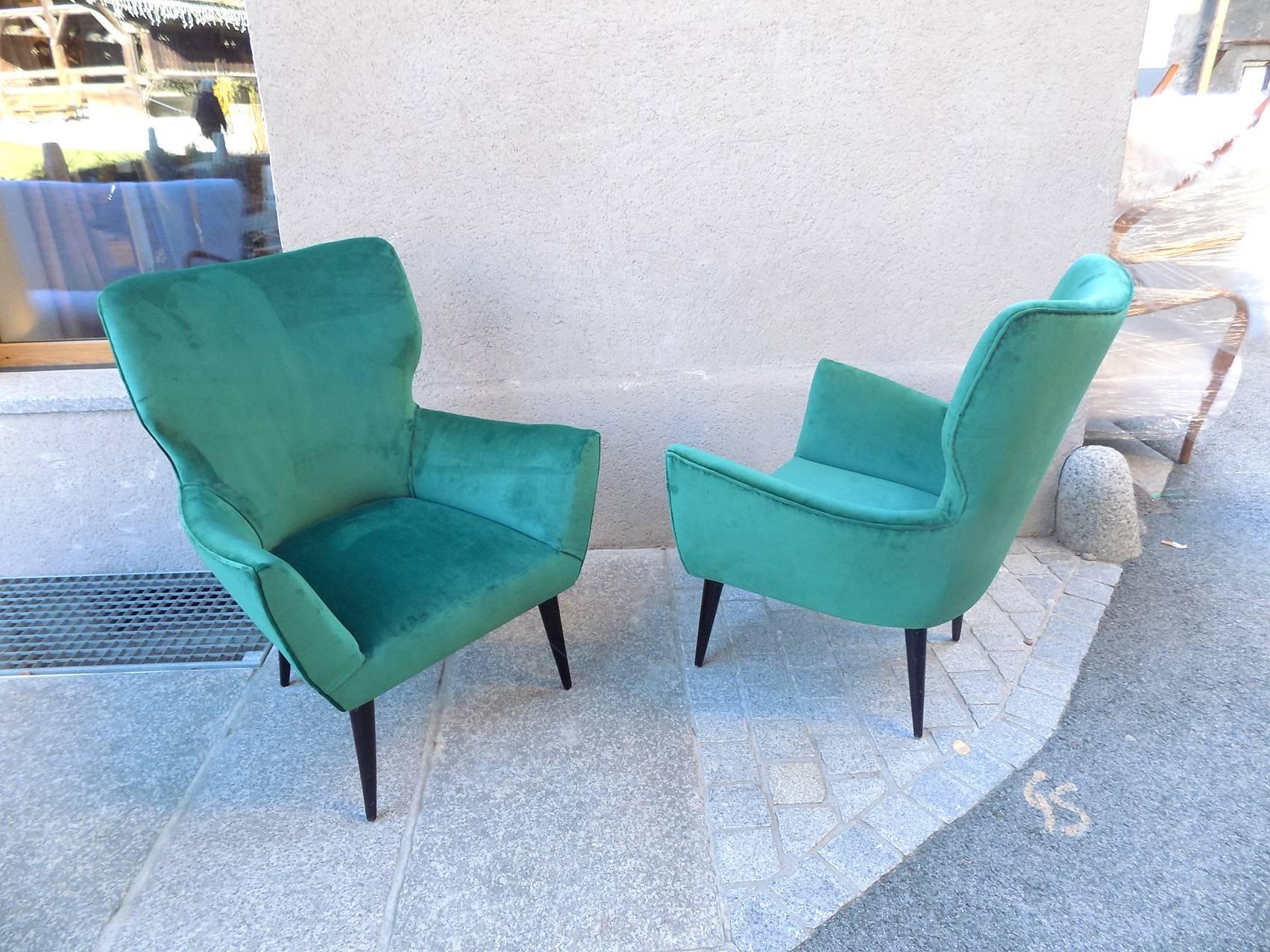 Mid-Century Modern Beautiful Pair of green velvet Italian Armchairs For Sale