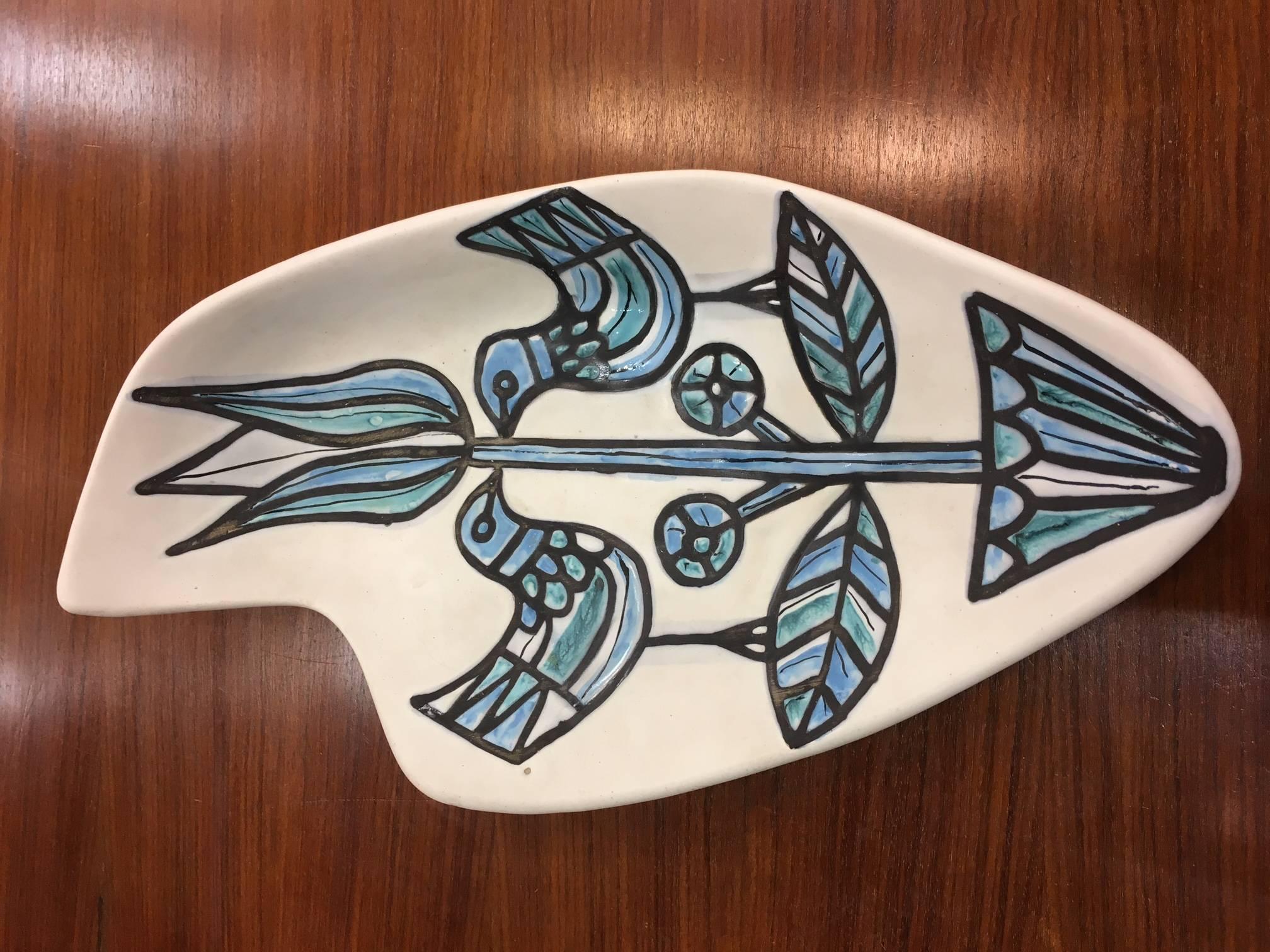 Roger Capron beautiful and large ceramic dish or vide-poche, circa 1960. In excellent condition, signed.