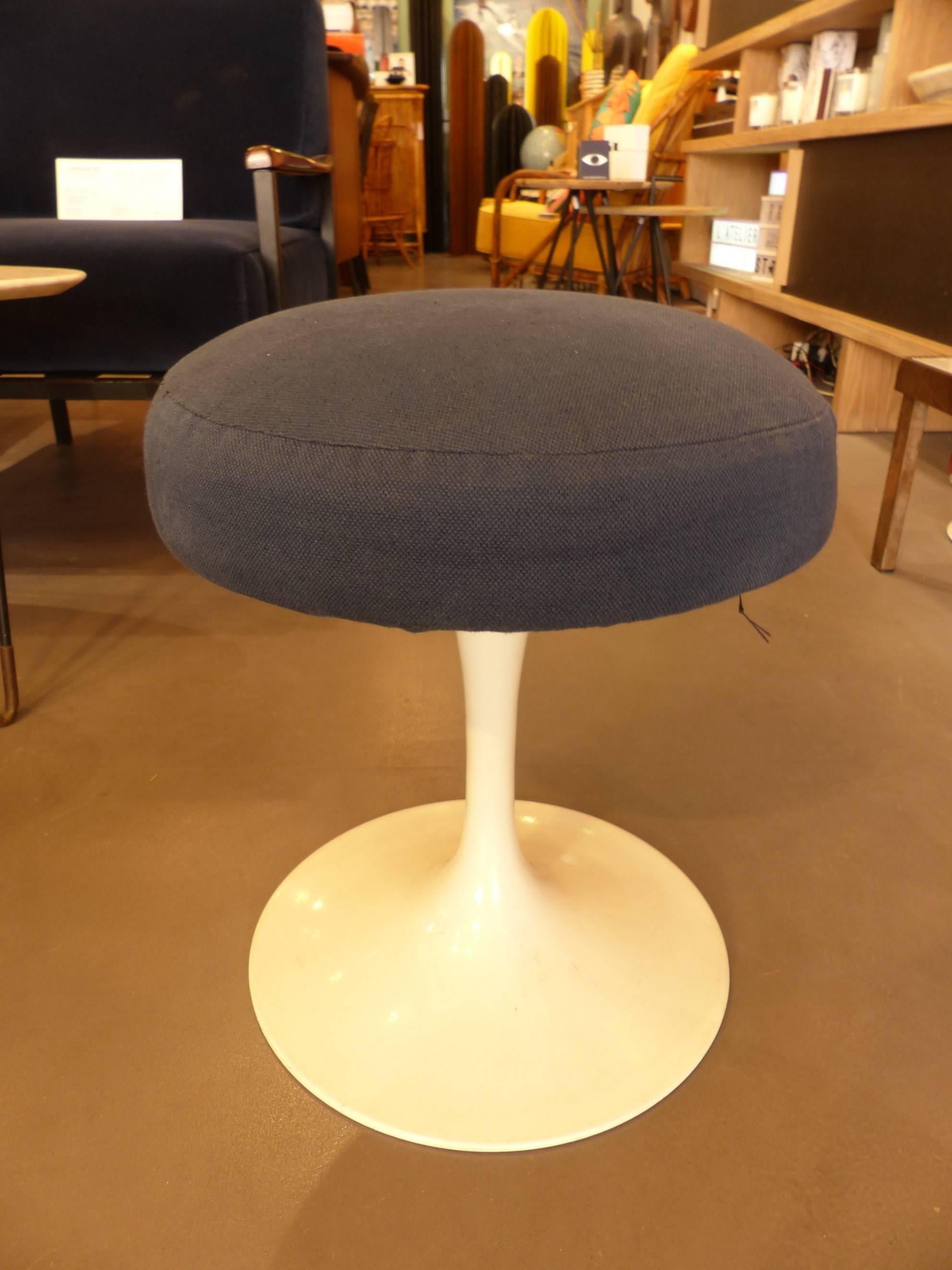 Beautiful Knoll stool with tulip foot by Eero Saarinen, circa 1960.
Excellent condition.