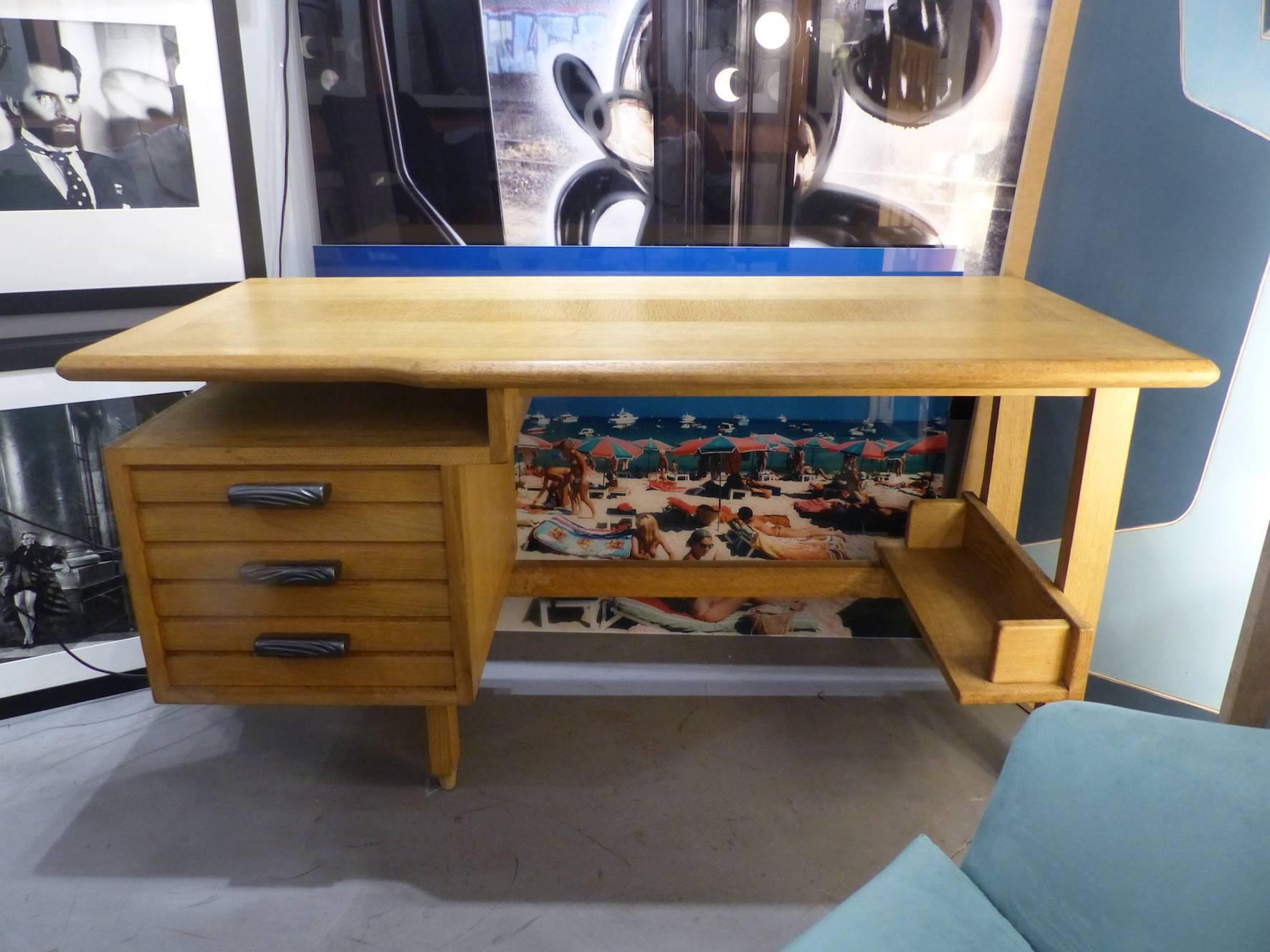 Fantastic oak desk by Guillerme and Chambron circa 1960 in excellent condition.