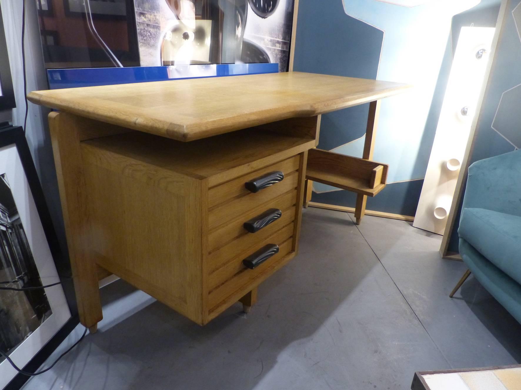 Fantastic Oak Desk by Guillerme and Chambron, circa 1960 In Excellent Condition For Sale In Megeve, FR