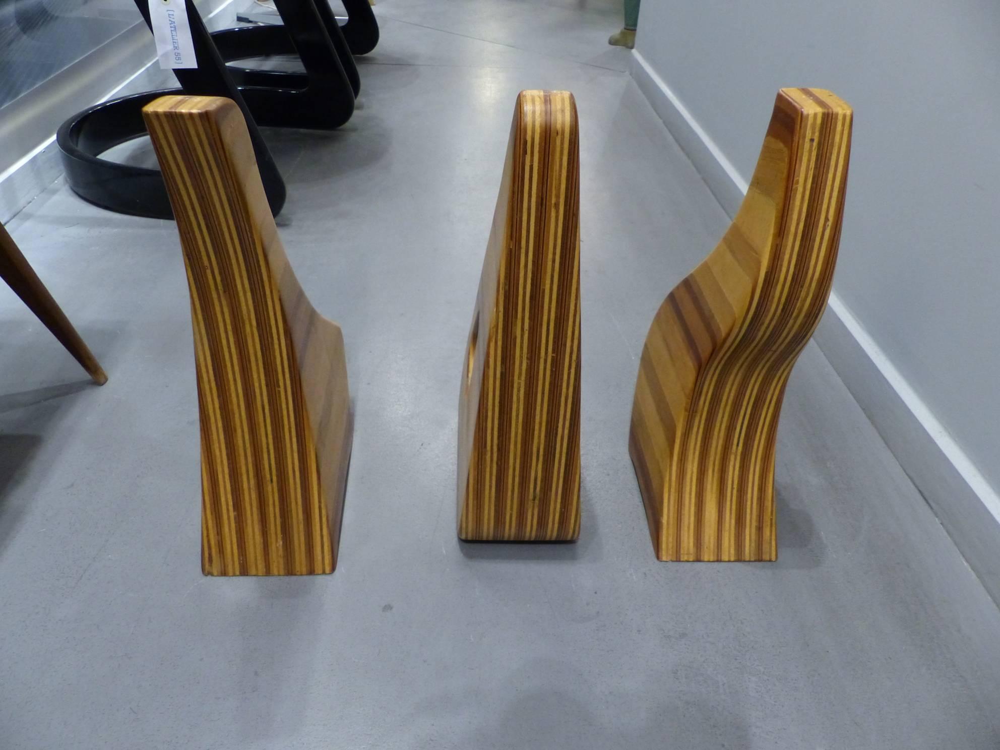 Set of three wood abstract sculptures, in excellent condition
Measures: 40cm H, 21 x 10cm, 23 x 10cm, 16 x 10cm.