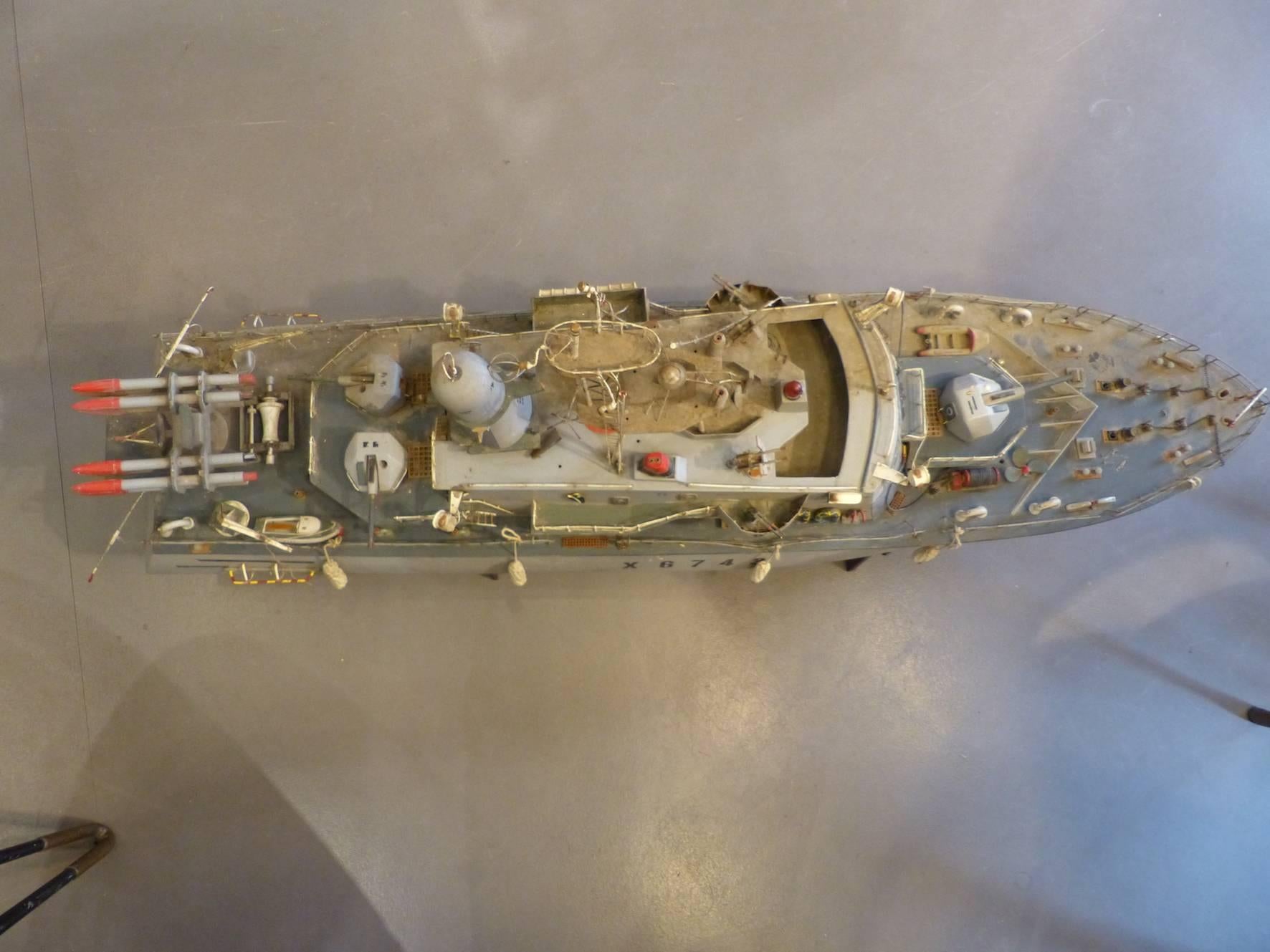 Beautiful Warship Model, circa 1960 In Fair Condition For Sale In Megeve, FR