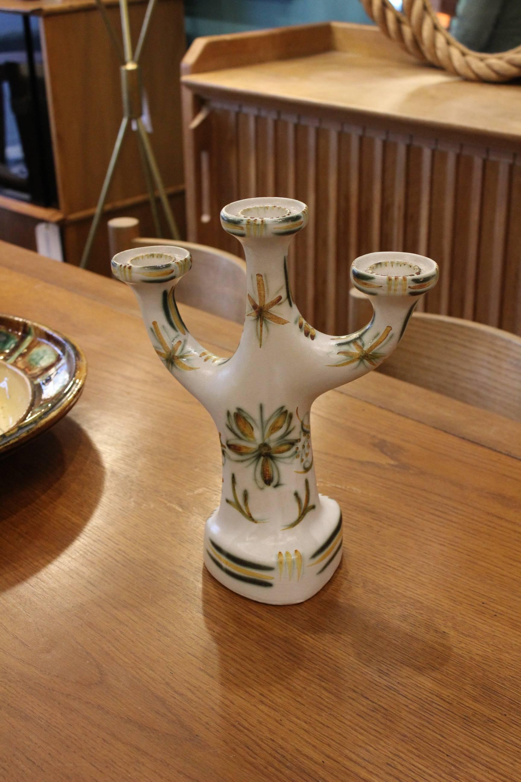 Beautiful pair of Keraluc candlesticks circa 1960, signed
Dimension: H 32 cm x 28 W (White) and H 32 x 27 W (green).