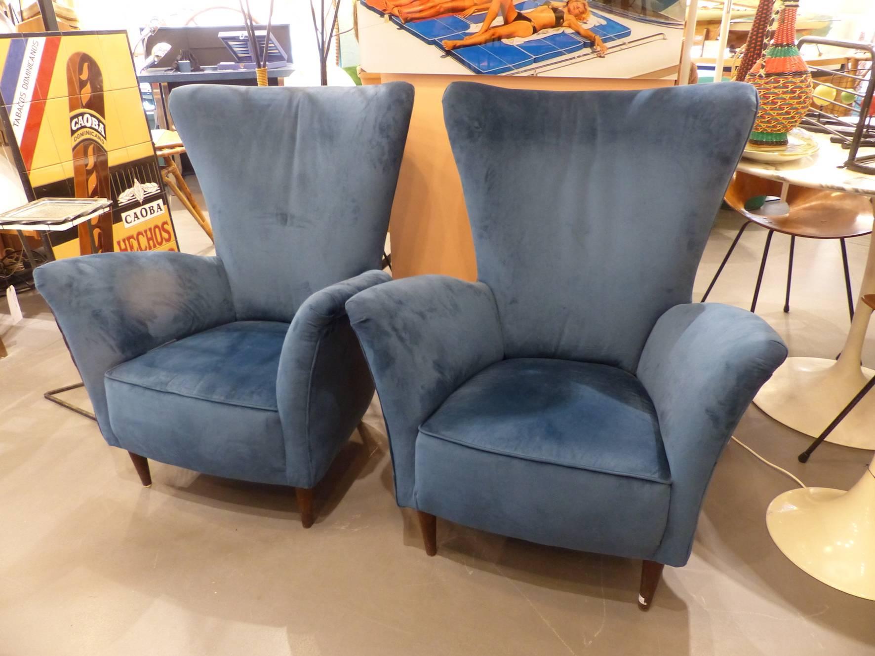 Beautiful pair of velvet Italian armchairs, circa 1960, in the taste of Gio Ponti, wood feet, in excellent condition (reupholstered).