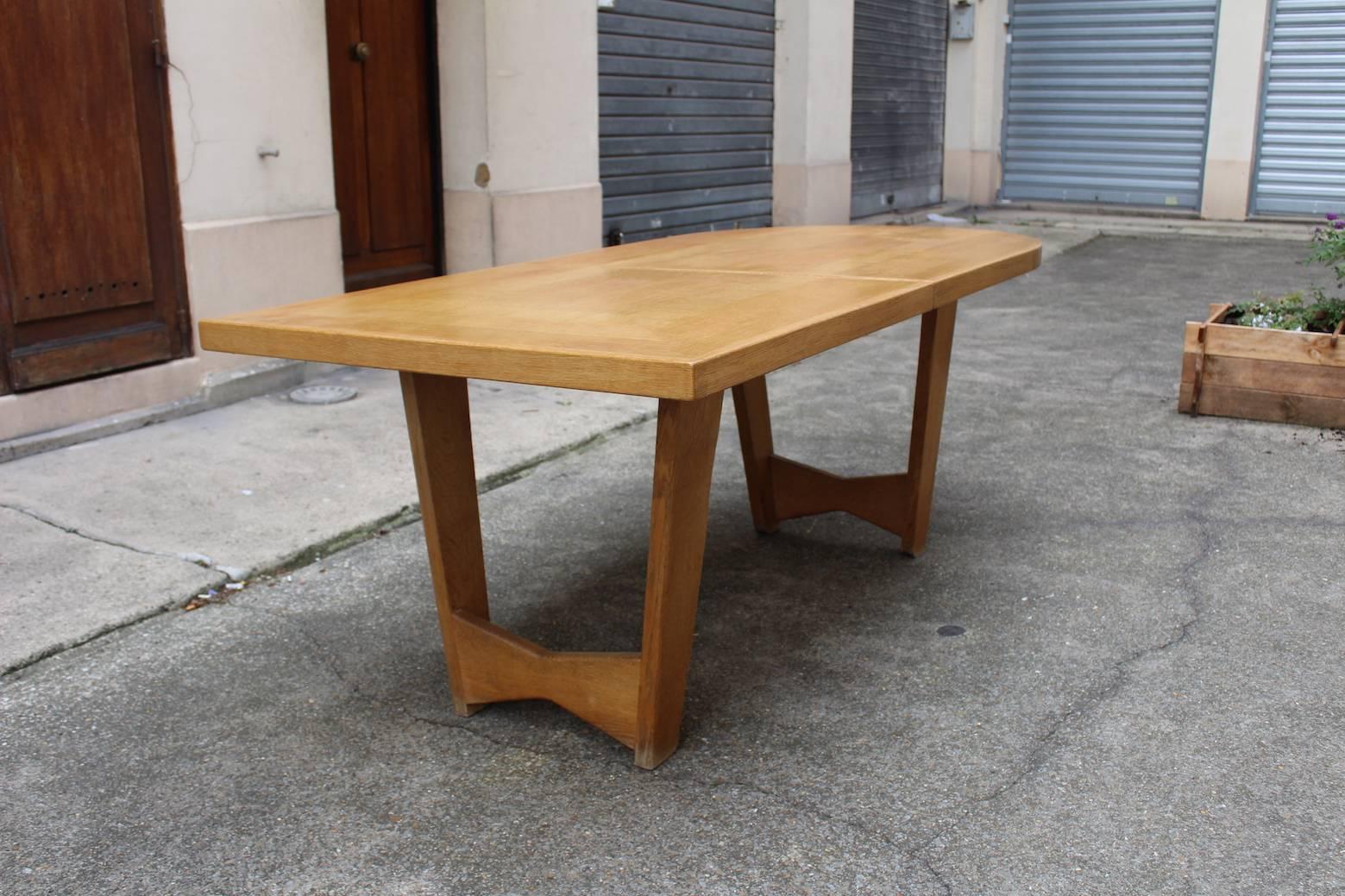 Fantastic Guillerme et Chambron Oak Dining Table with Two Extensions, circa 1960 In Excellent Condition For Sale In Megeve, FR