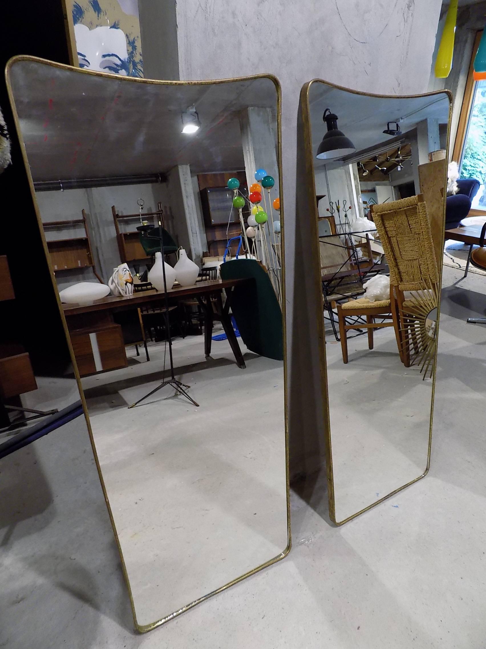 Beautiful pair of 1960 Italian brass mirror. In excellent condition.