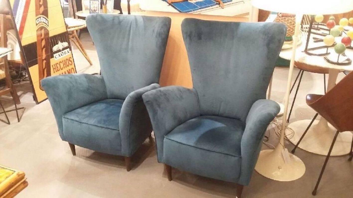 Beautiful pair of velvet Italian armchairs, in the taste of Gio Ponti, wooden feet.