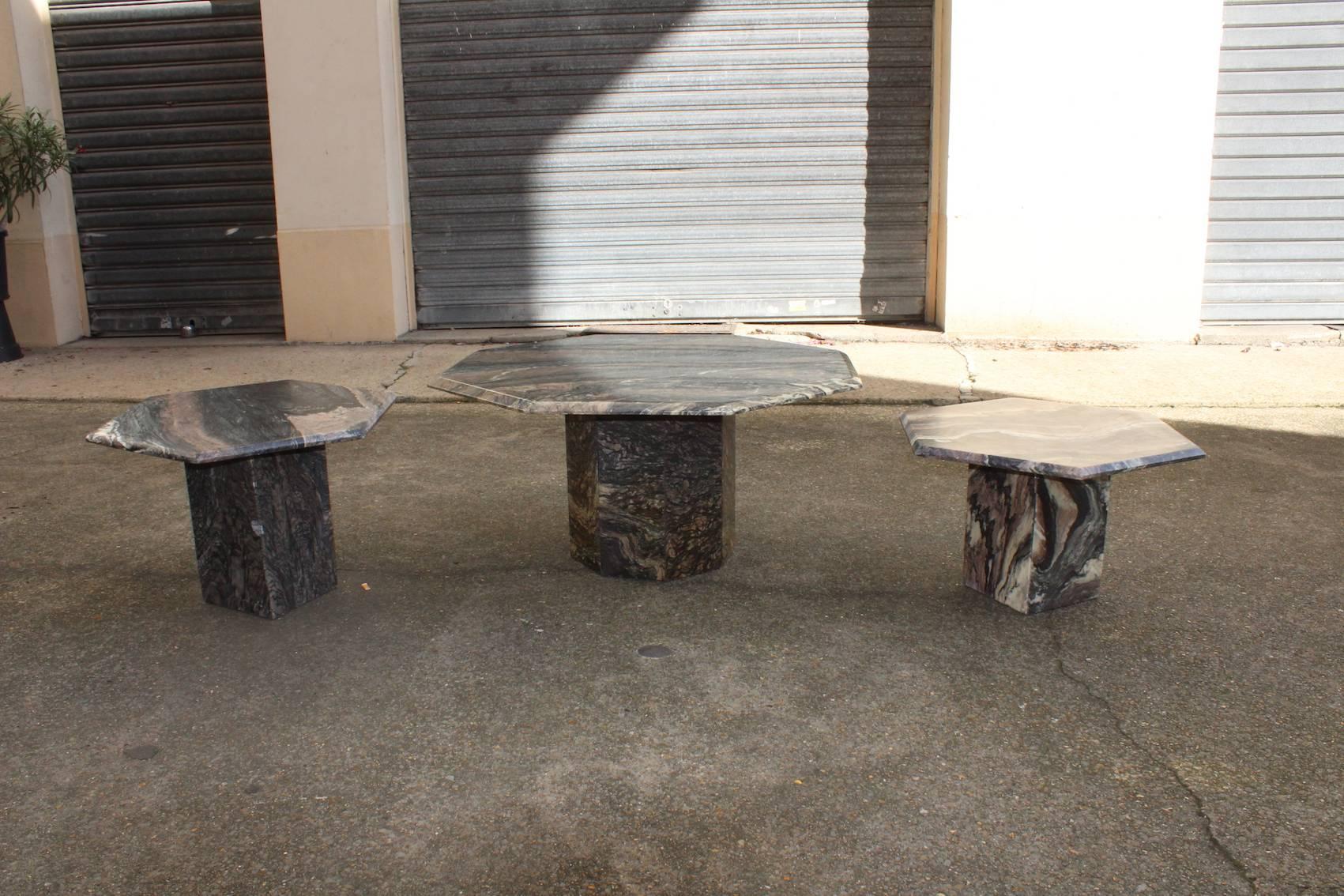 In good condition, a small marble loss on the feet of the main table.
Measures: 63 x 56 x 35 cm
62 x 54 x 41 cm
60 x 54 x 40 cm.