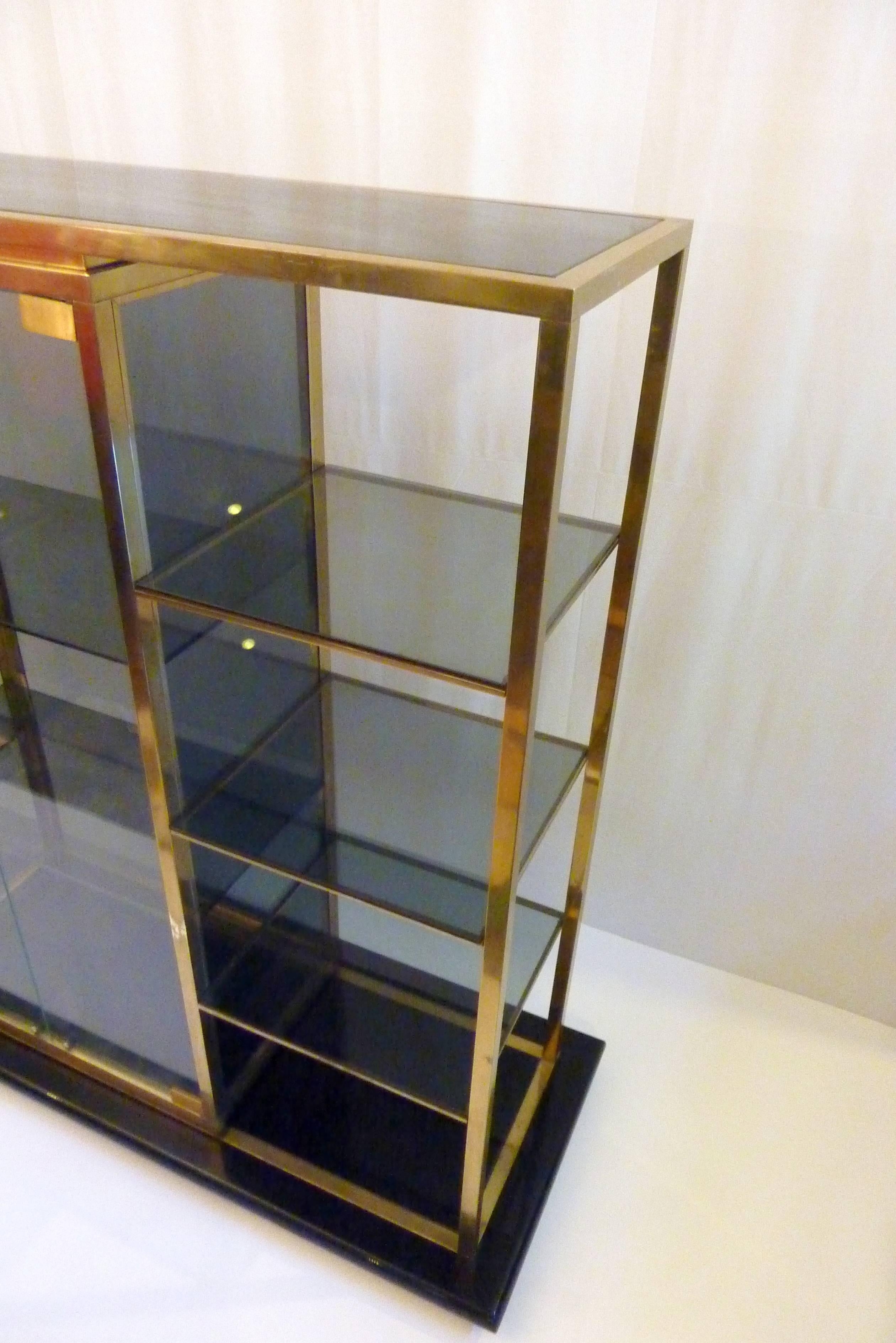 Italian Vitrine in Brass on a Black Base In Excellent Condition In Albano Laziale, Rome/Lazio