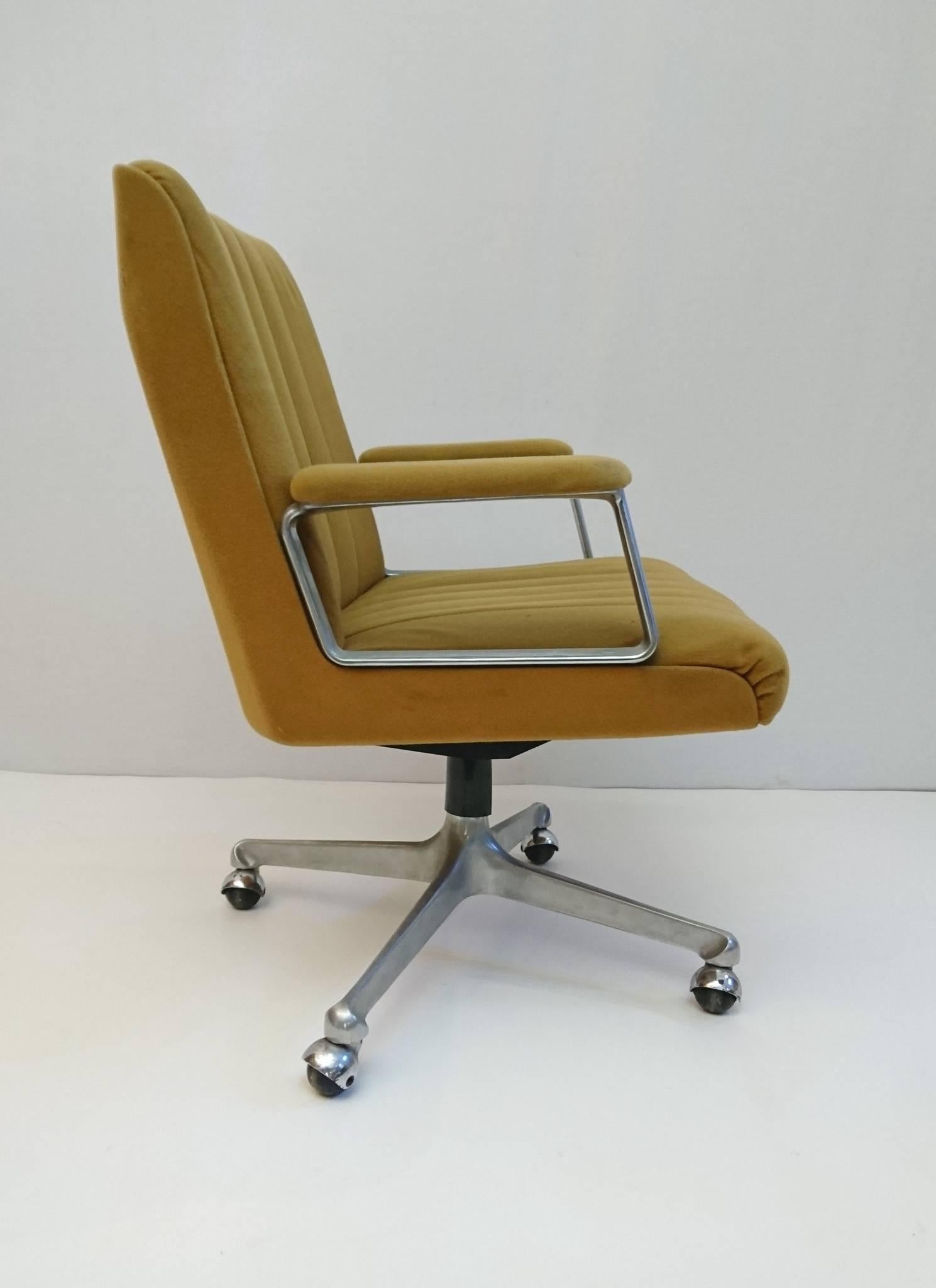 Osvaldo Borsani 'P 125' desk chair from 1966-1967. Made by Tecno, Milan. Cast aluminium, chrome-plated, mustard yellow fabric. Adjustable height.