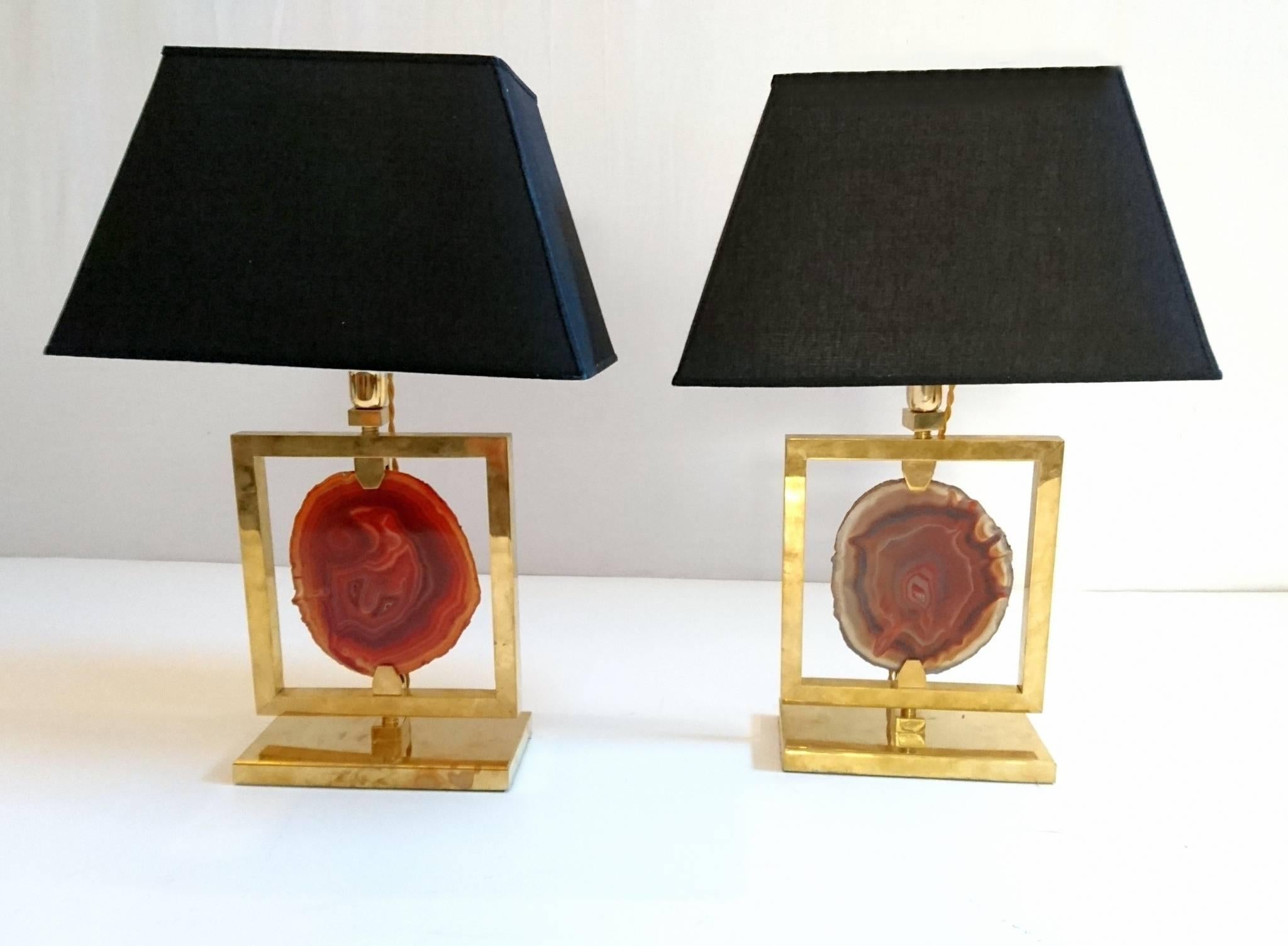 Pair of exquisite lamps in brass with agate slices in the centre. The lamps can be had with either the original angular lampshade or ne cylindrical black shades. Dimensions given are with the angular shades. The diameter of the round one is 35 cm.