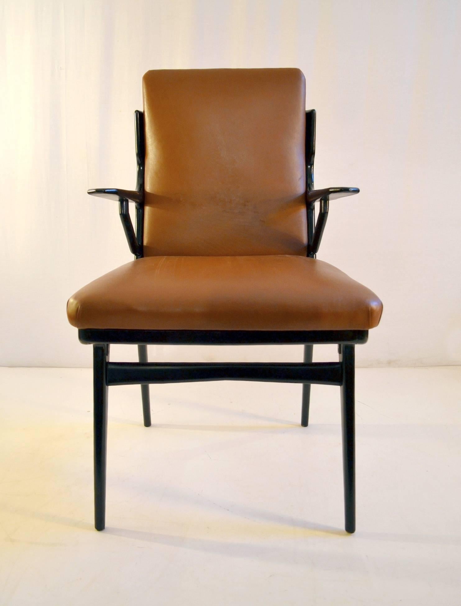 A desk chair in the manner of Carlo Di Carli in wood and leather. The wood has been restored and the leather is good but with some use to the inner back. Stabile and robust and very good craftsmanship with an unusual design. Seat height is ca 50 cm.