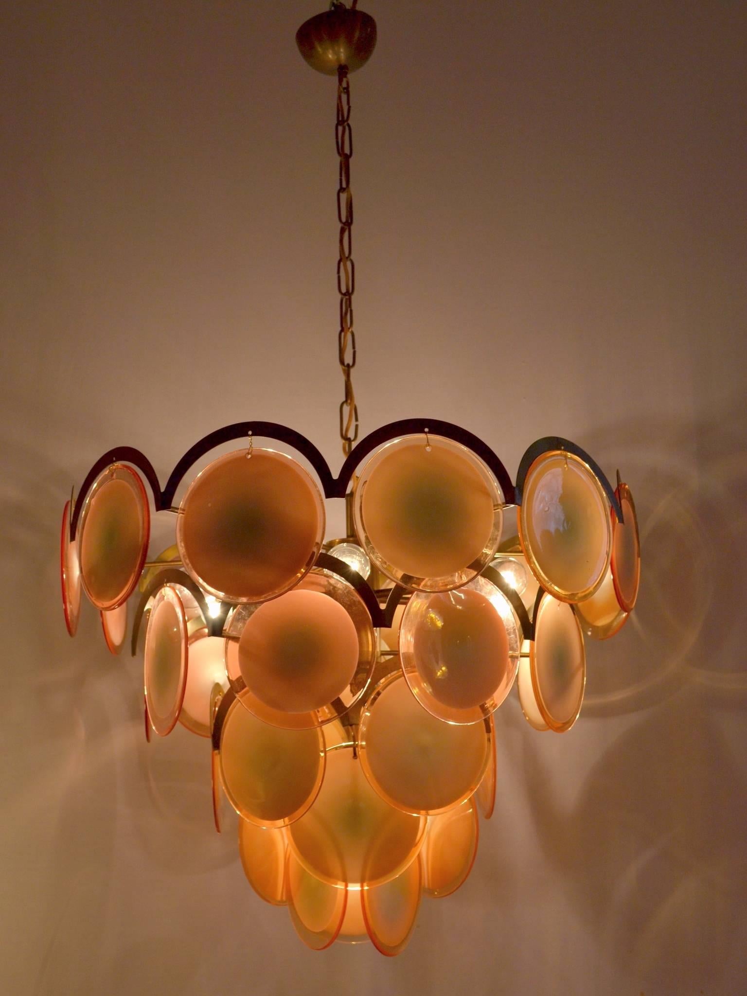 Large disc chandelier by Gino Vistosi with handmade discs in white/amber/rose color set on a brass frame. In total 33 glass discs. Extra discs will be included upon sale. The lamp is 50 cm in height and the chain 60 cm. The length of the chain can
