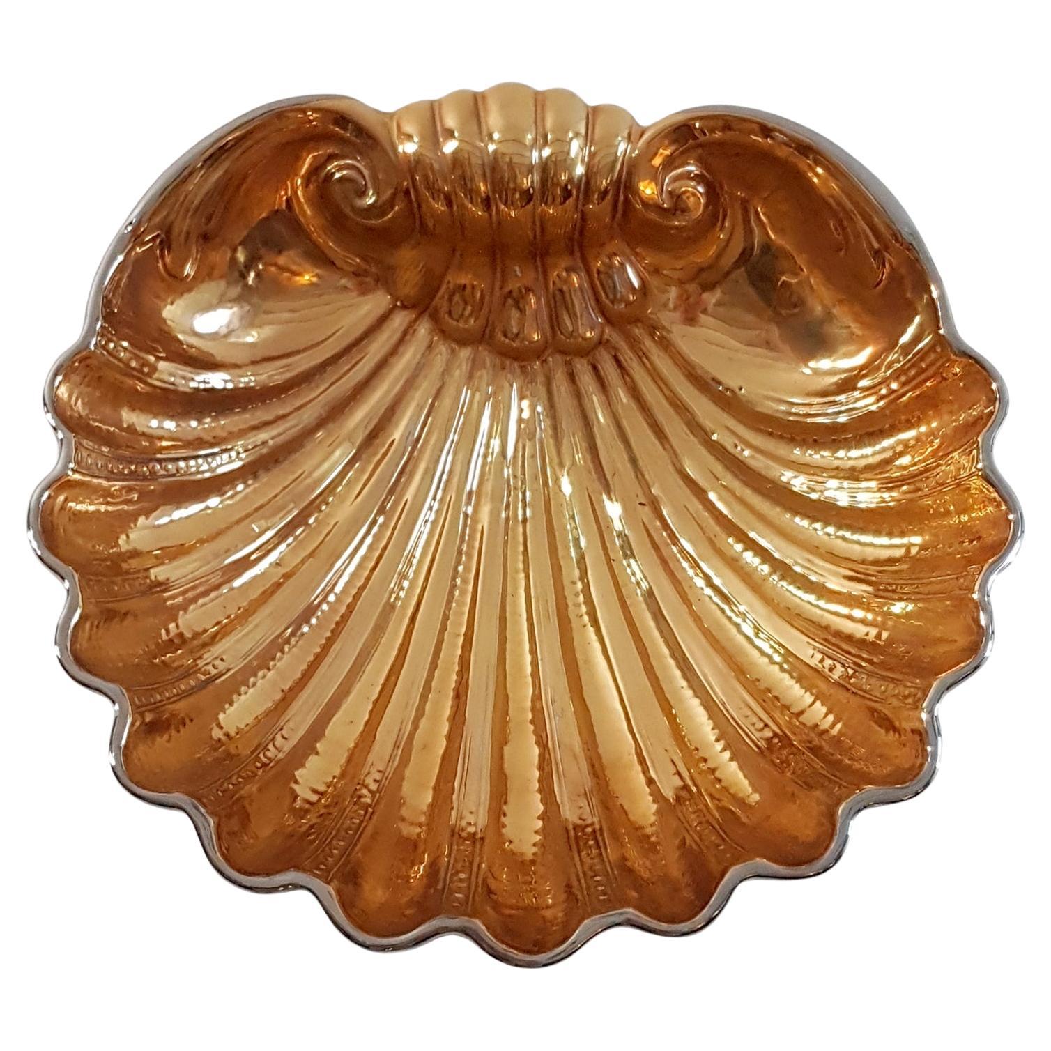 Eine große San Marco Keramikschüssel mit goldenen und silbernen Muscheln. Innen goldfarben glasiert, außen mit kontrastierender Chromschale. Ideal für dekorative Zwecke oder als Obstschale. Kein Verblassen, Abplatzen oder Risse.