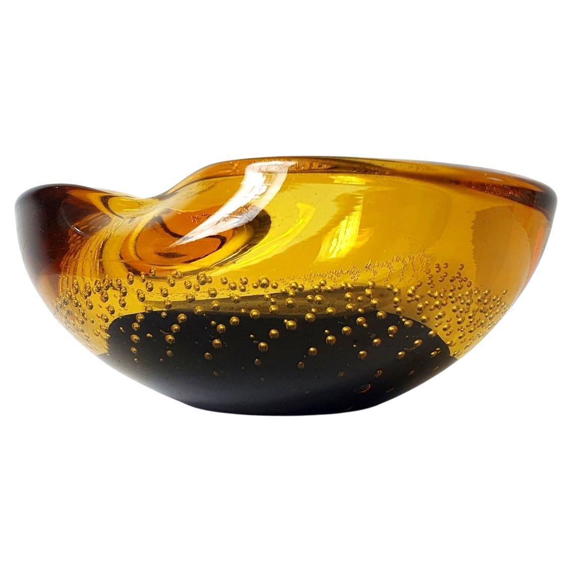 Bol en verre de forme organique des années 1960 en deux couleurs de Murano avec motif de bulles d'air. Excellent pour mettre vos clés et autres ou comme bol à goûter.