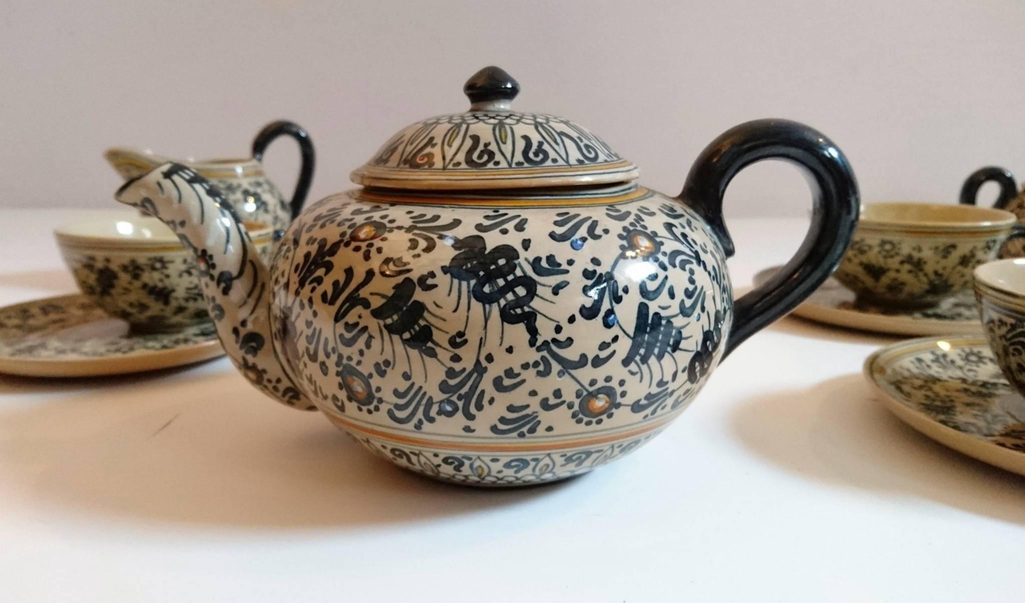 A hand-painted tea set from the 1930s containing one teapot with lid, six cups and saucers, milk jug and sugar bowl with lid in mint condition. Appears like new and unused. All pieces signed and numbered on the bottom.
Measurement teapot: H 11 cm,