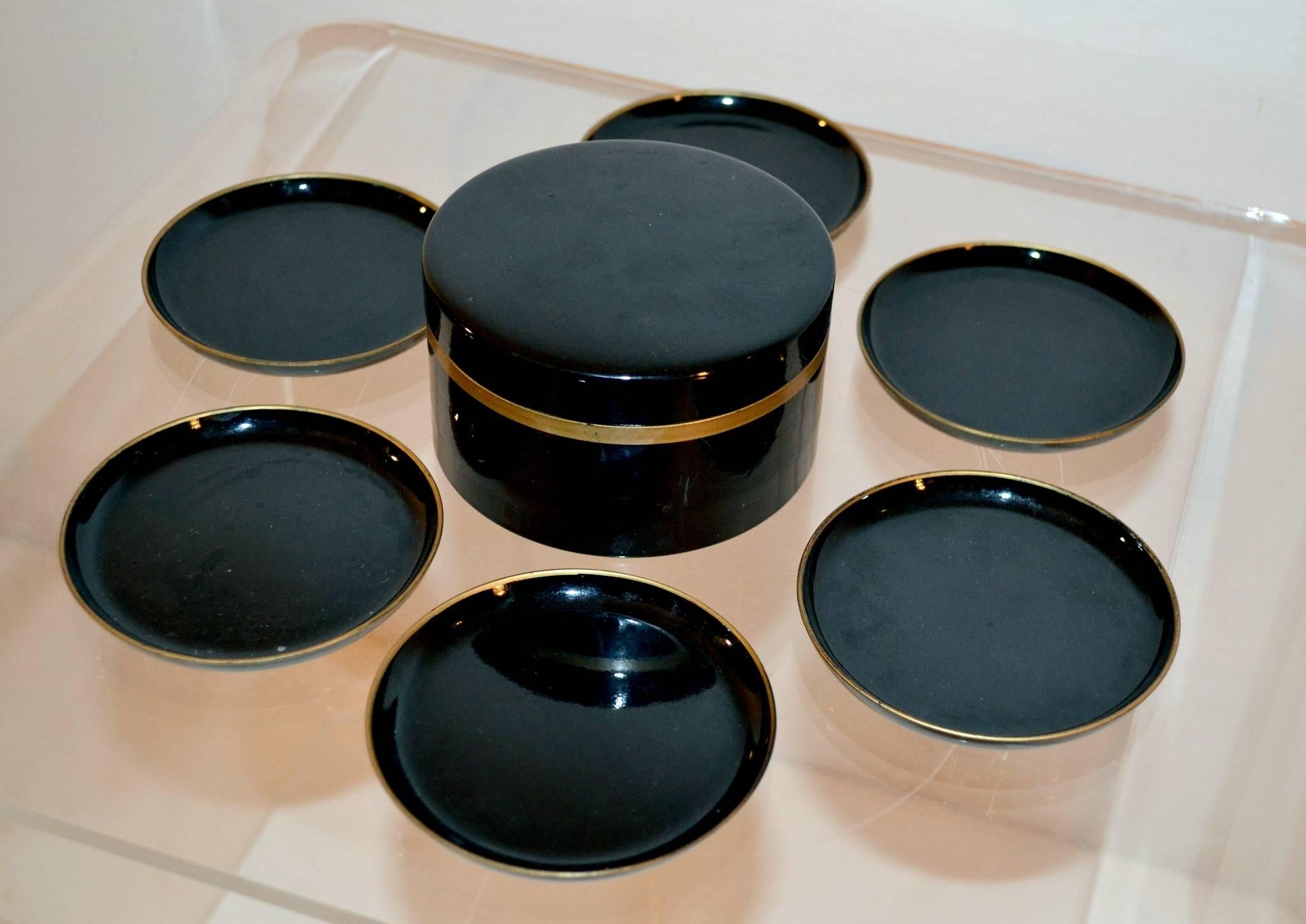 Six coasters and holder in wood in black and gold. Very nice condition.