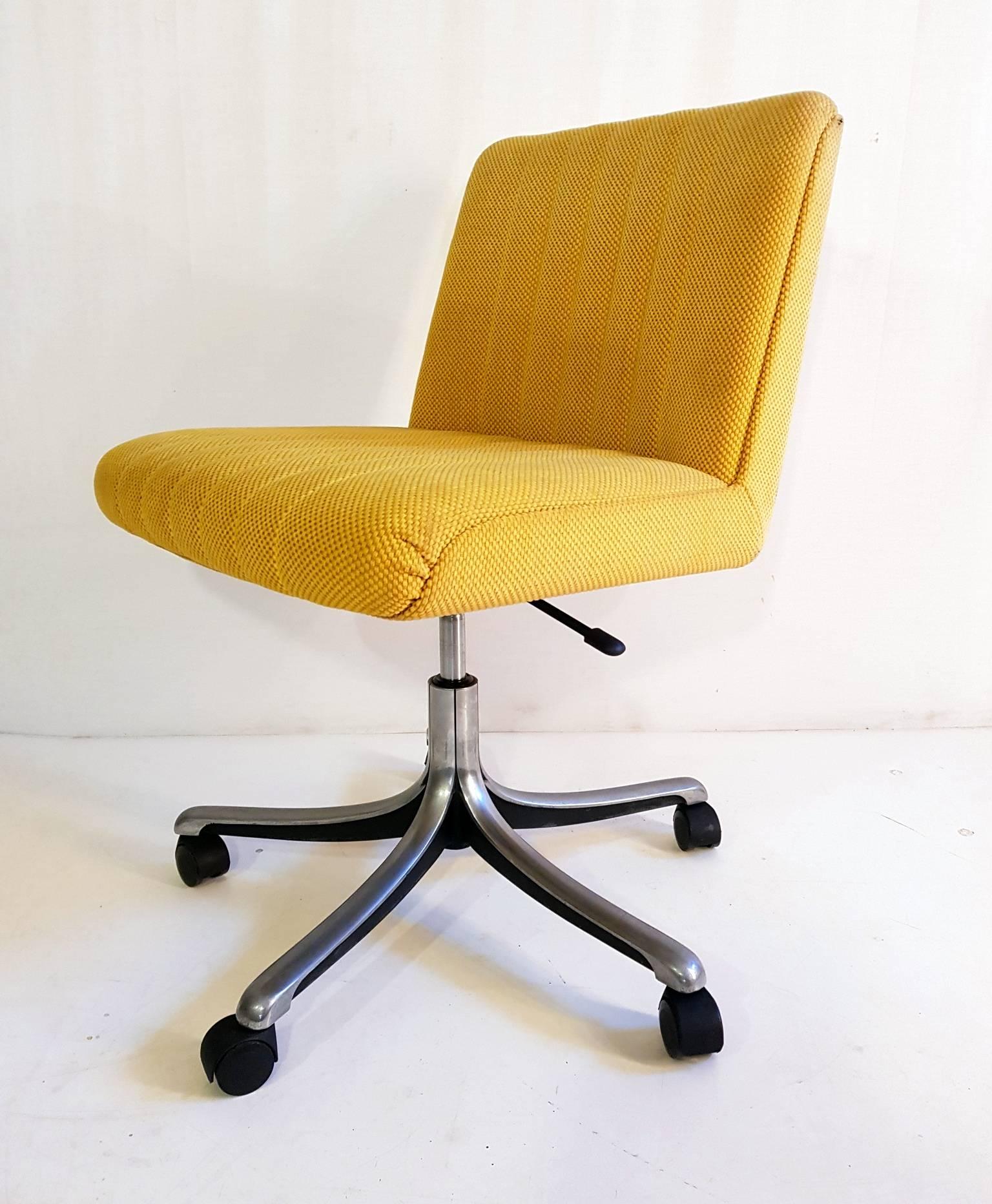 Six identical swivel office chairs on wheels by Osvaldo Borsani for Tecno with adjustable in height that functions well. The difference in height is about 7 cm from the highest to the lowest position. All chairs are covered in their original yellow