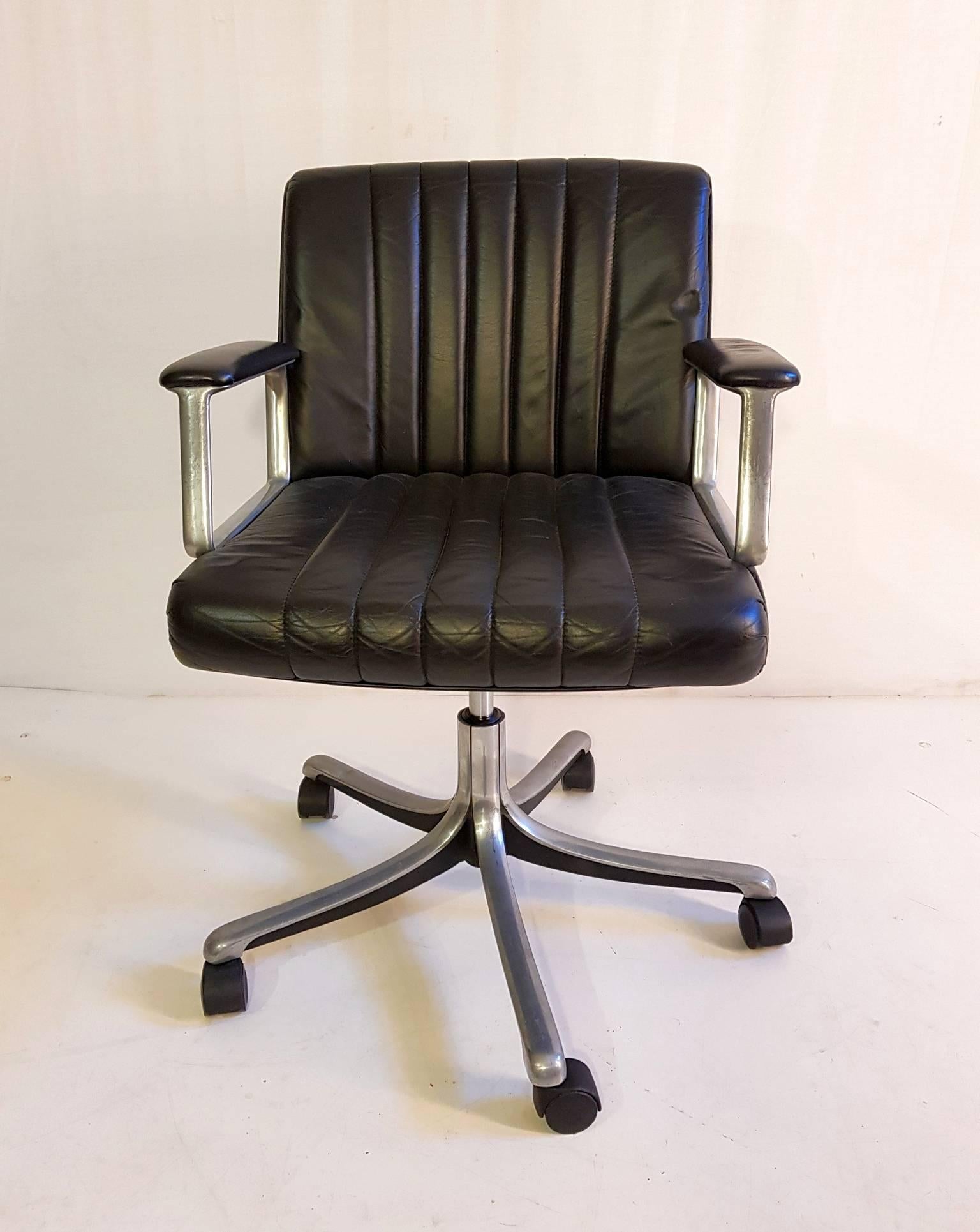 Iconic swivel office chair on wheels by Osvaldo Borsani for Tecno with adjustable in height that functions well. The difference in height is about 7 cm from the highest to the lowest position. In good condition with minor wear.
Measures: Seat