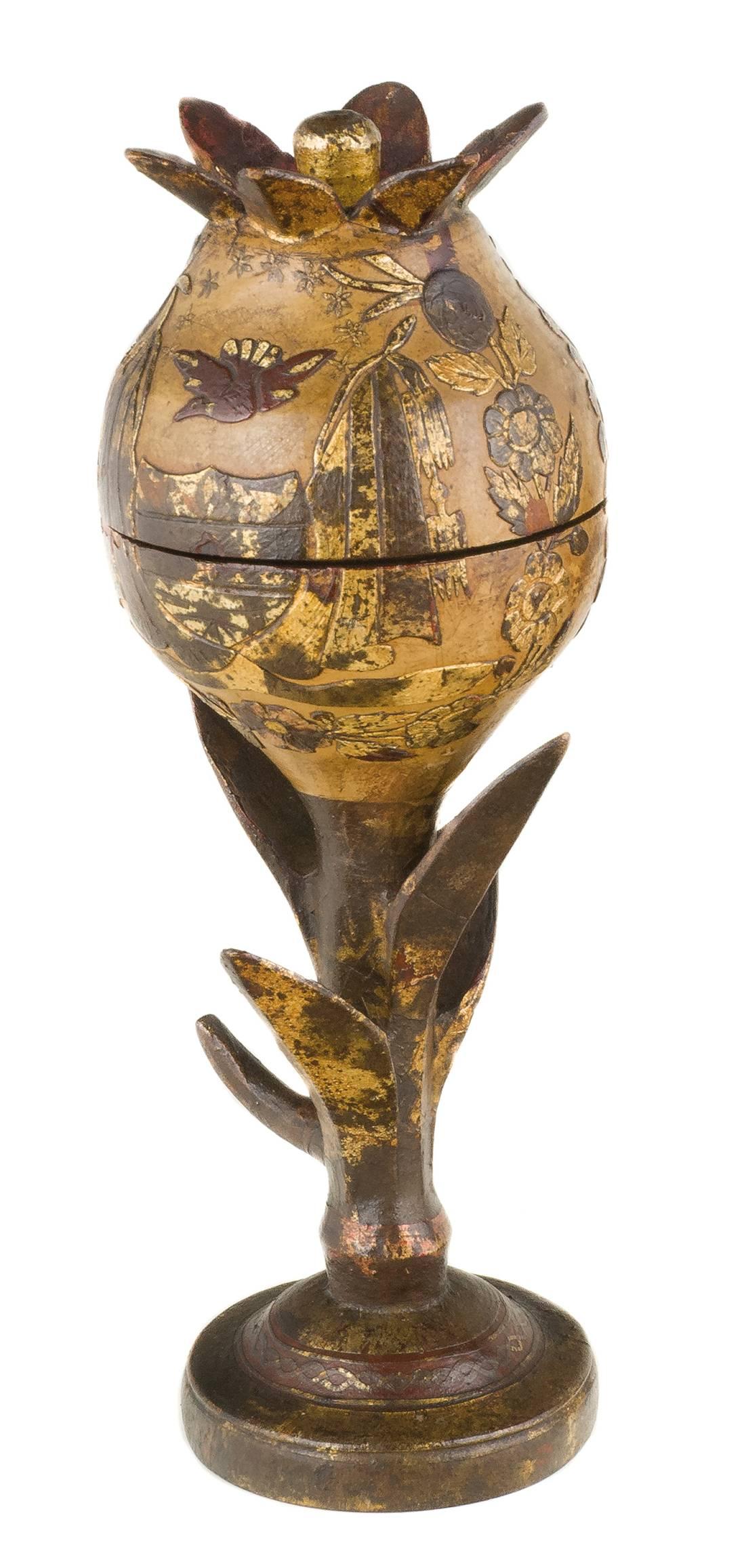 Cup with cover.
Colombia, 17th century.
Carved wood
Coat of arms and flowers in “pasto” varnish decoration
Measures: Height 29 cm.