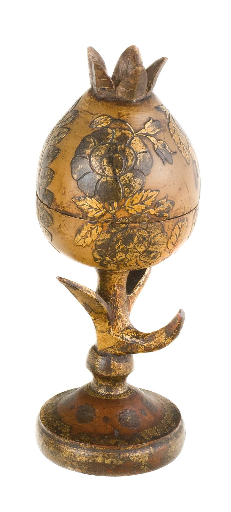 Cup with cover,
Colombia, 17th century.
Carved wood in pomegranate form.
Flowers decoration in Barniz de Pasto
High 25 cm.