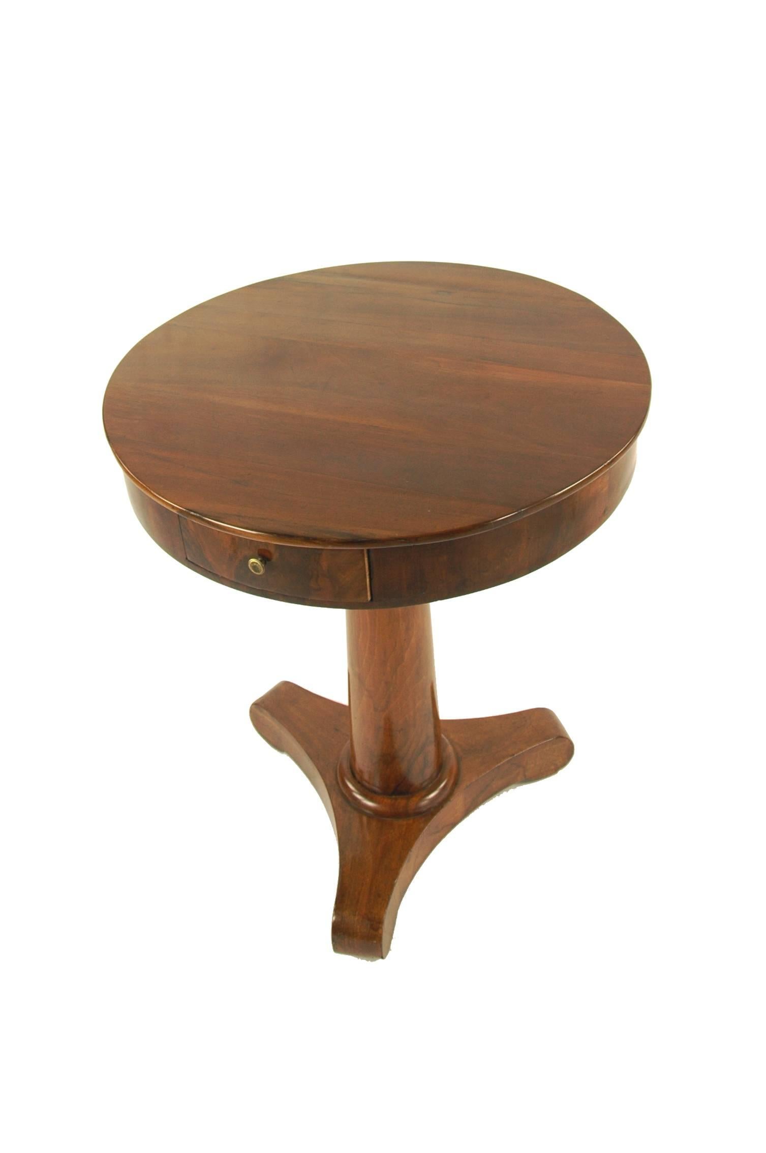 Walnut-tree veneered,
circa 1830.
Pyramidal round column.
One drawer
Restored residential-ready state.
Shellac polish.
Measure: Height 77 cm, width 66 cm, depth 66 cm.

I dispatch by air in safe wood boxes only. So no need to worry about the