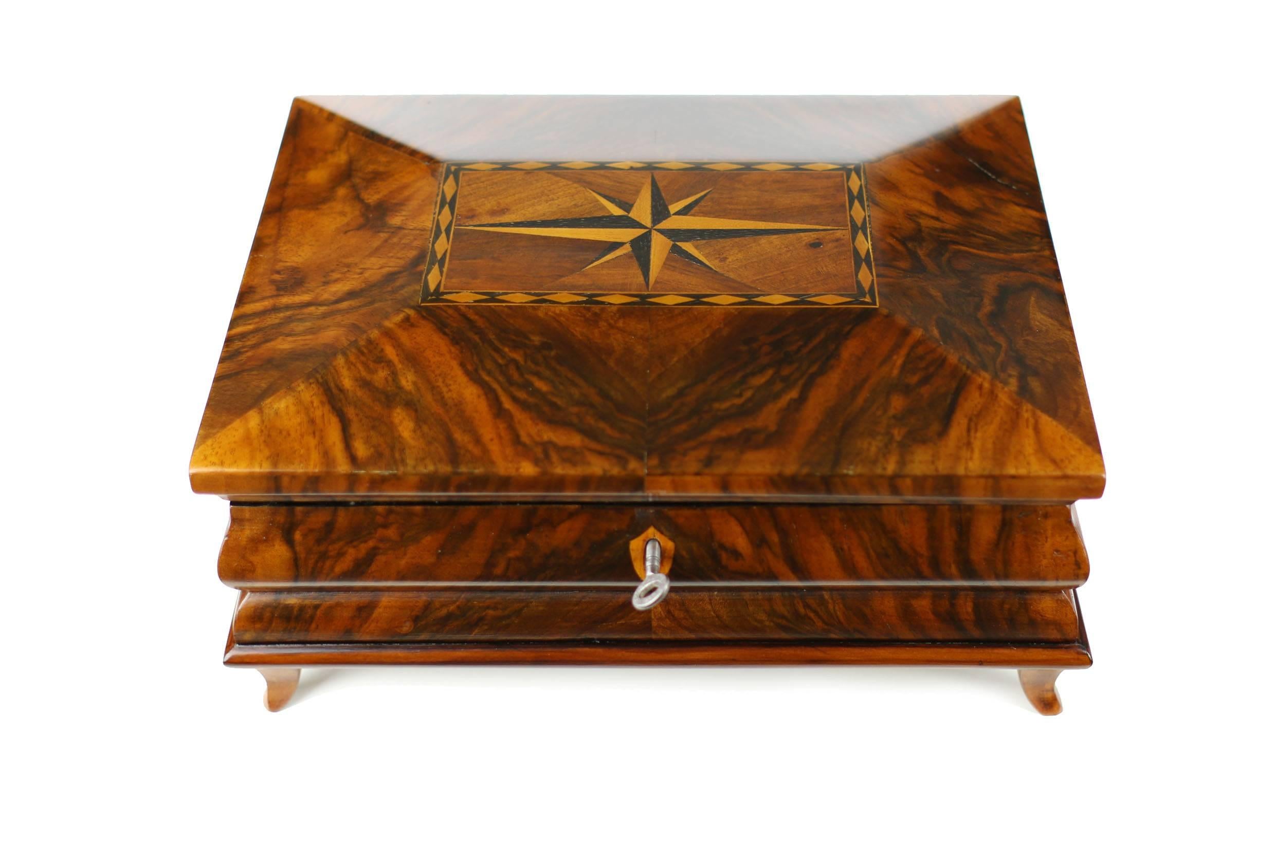Walnut, circa 1800.
Star inlaid work on the lid.
Inside a mirror and nice subdivision at two levels.
Restored state.
Shellac polish.
Measures: Height 14 cm, width 27.5 cm, depth 20 cm.

I dispatch by air in safe wood boxes only. So no need to