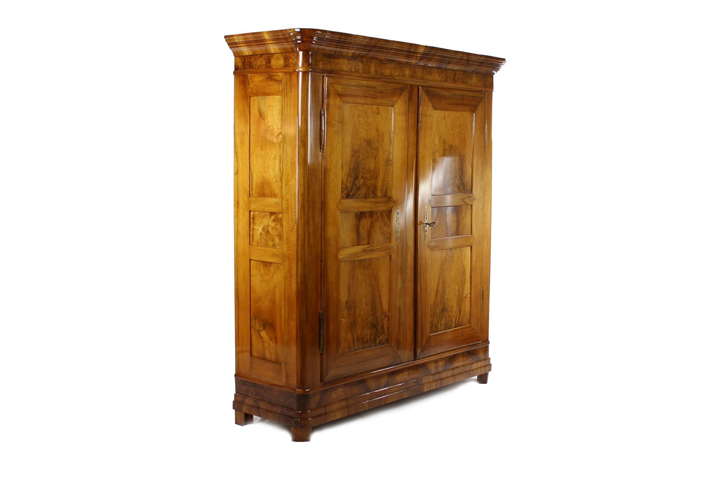 Walnut massively and veneered.
Biedermeier period about 1820-1825.
Divisible.
Two-door,
Nicely reflected veneer.
Inside equipped with shelves.
Restored residential-ready state.
Shellac polish.
Measures: Height 216 cm, width 190 cm (body 178