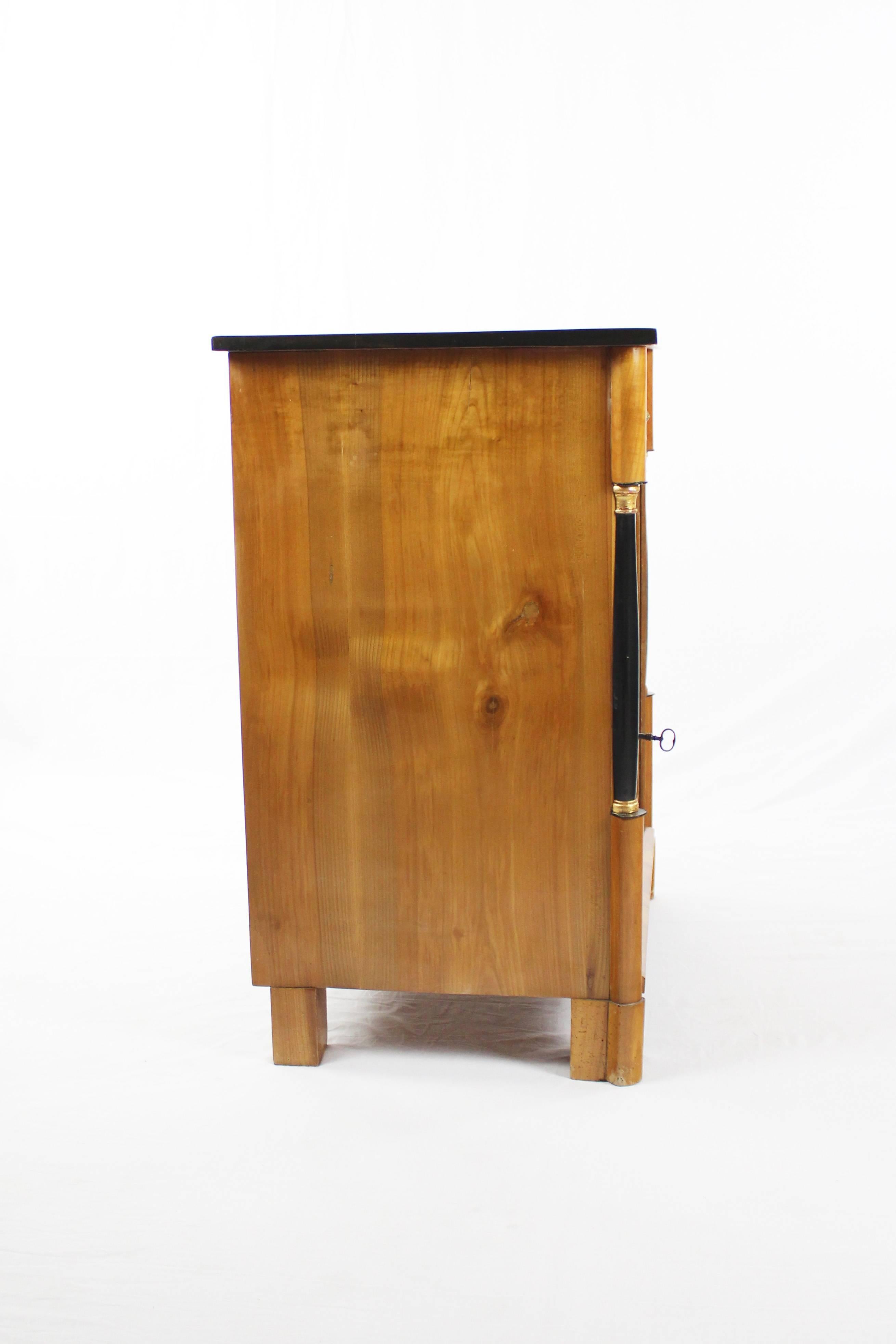 Pillar cupboard,
Biedermeier period circa 1820-1825.
Cherrywood.
One push, one door.
Very rare object.
Glass on top.
Restored state.
Shellac hand polish.
Measures: Height 79.5 cm, width 67 cm, depth 44 cm.

I dispatch by air in safe wood