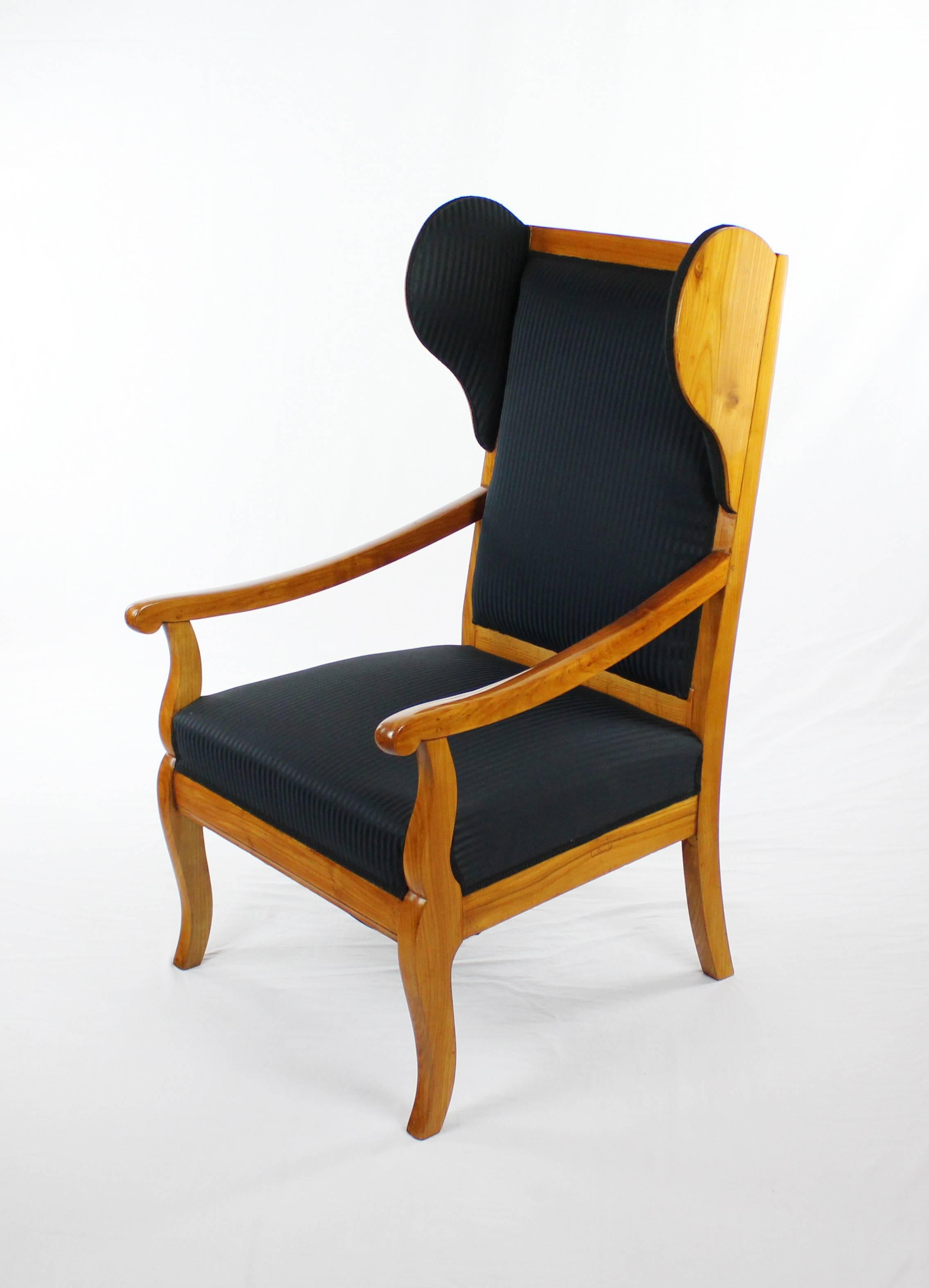 Ear forecastle armchair,
Biedermeier, circa 1830. 
Cherry tree.
Anew upholstered and referring, black seat cover.
Restored state.
Shellac polish.
measures: Height 116 cm, width 66 cm, depth 76 cm, seat height 45 cm.

I provide for packing of the