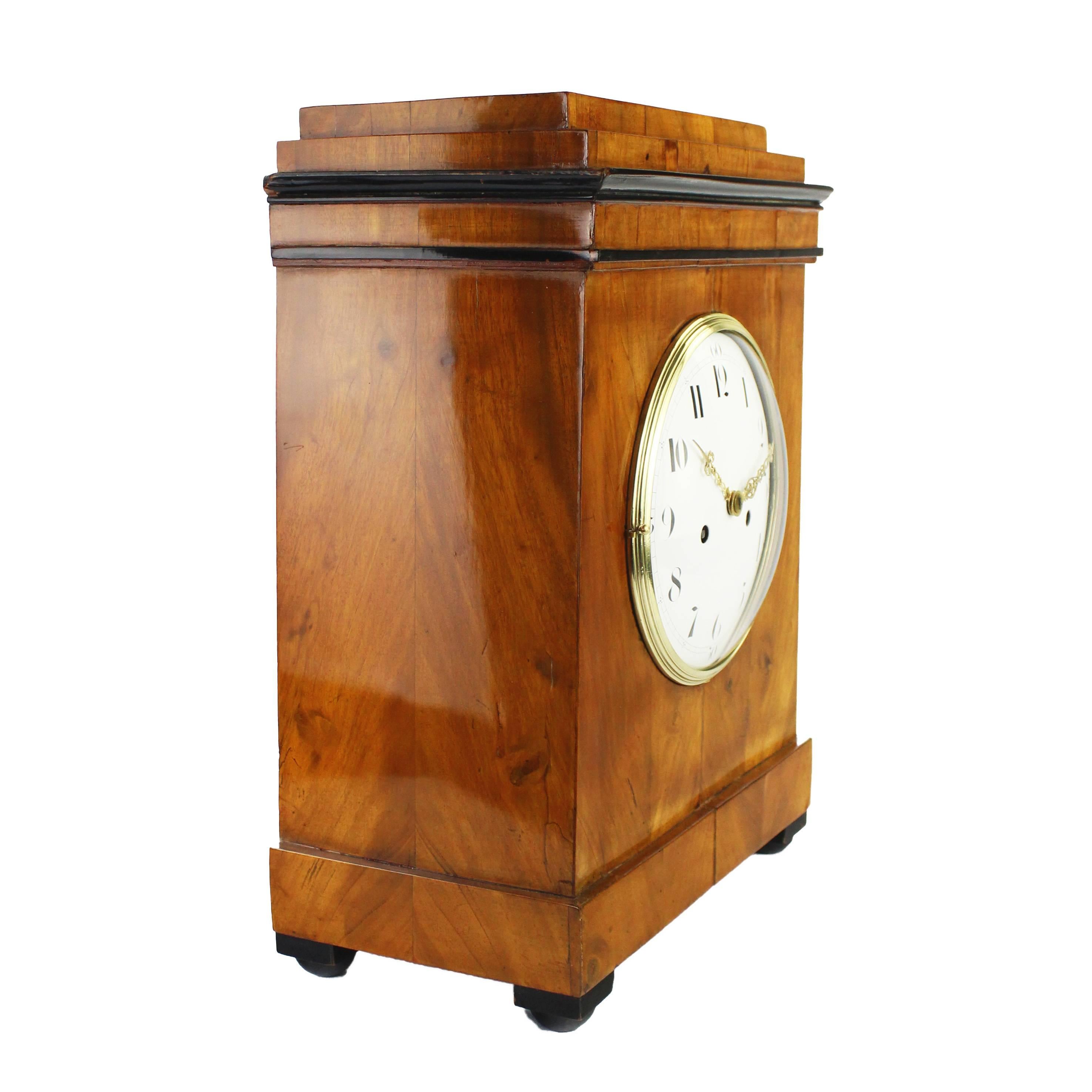 Table clock.
Walnut-tree veneer,
circa 1830.
Case with conical form
ebonized parts
enamel dial
weekly runner.
French shellac hand polish.
Restored state.
Measures: Height 48.5 cm, width 35 cm, depth 20 cm.

I provide for packing of the