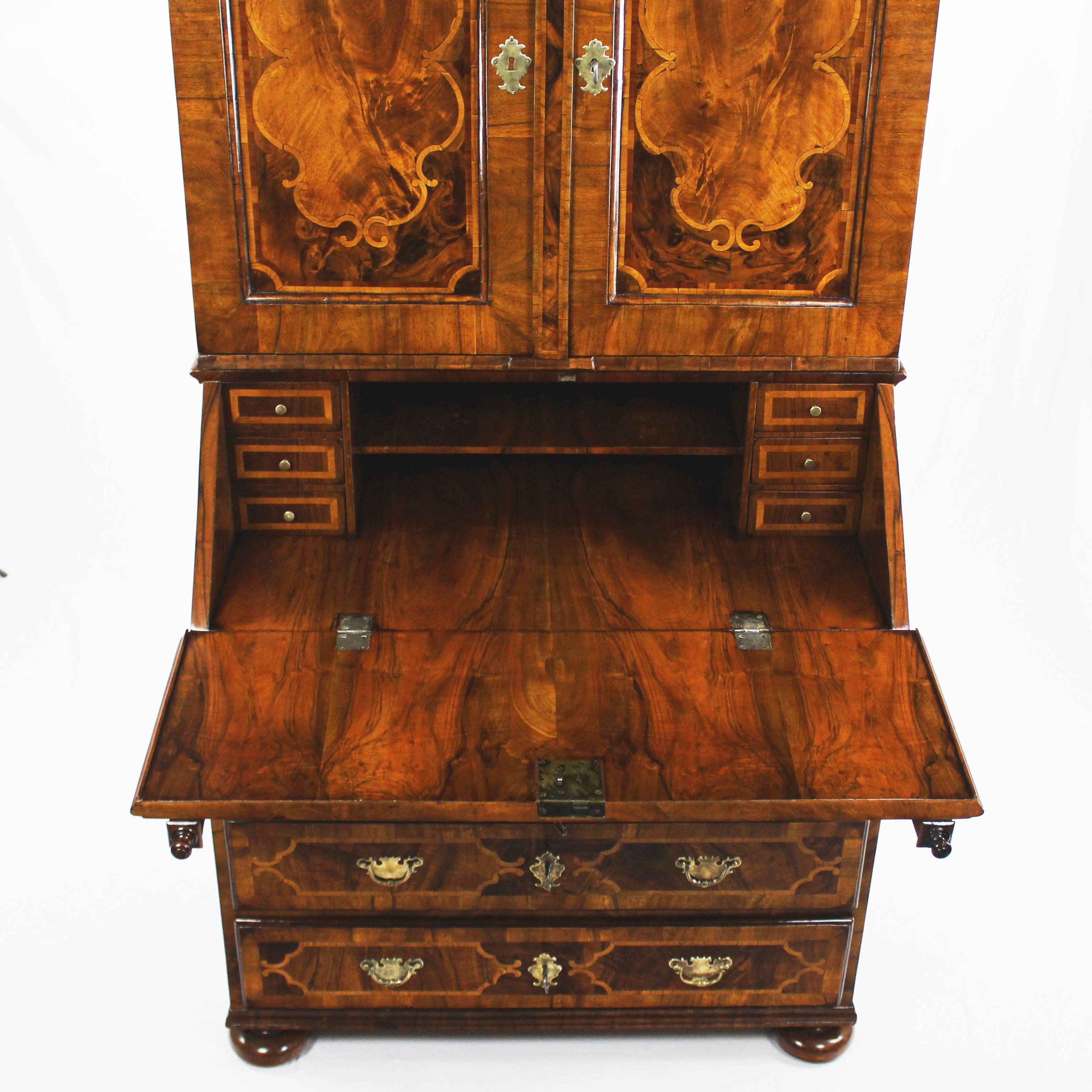 Baroque secretary, circa 1750-1760.
Walnut-tree and nut root wood veneered.
Very fine veneer.
Numerous tape inlaid works.
Straight body.
Bottom with three big drawers and a small push.
Sloping flap, inside six small pushes, upper top with two