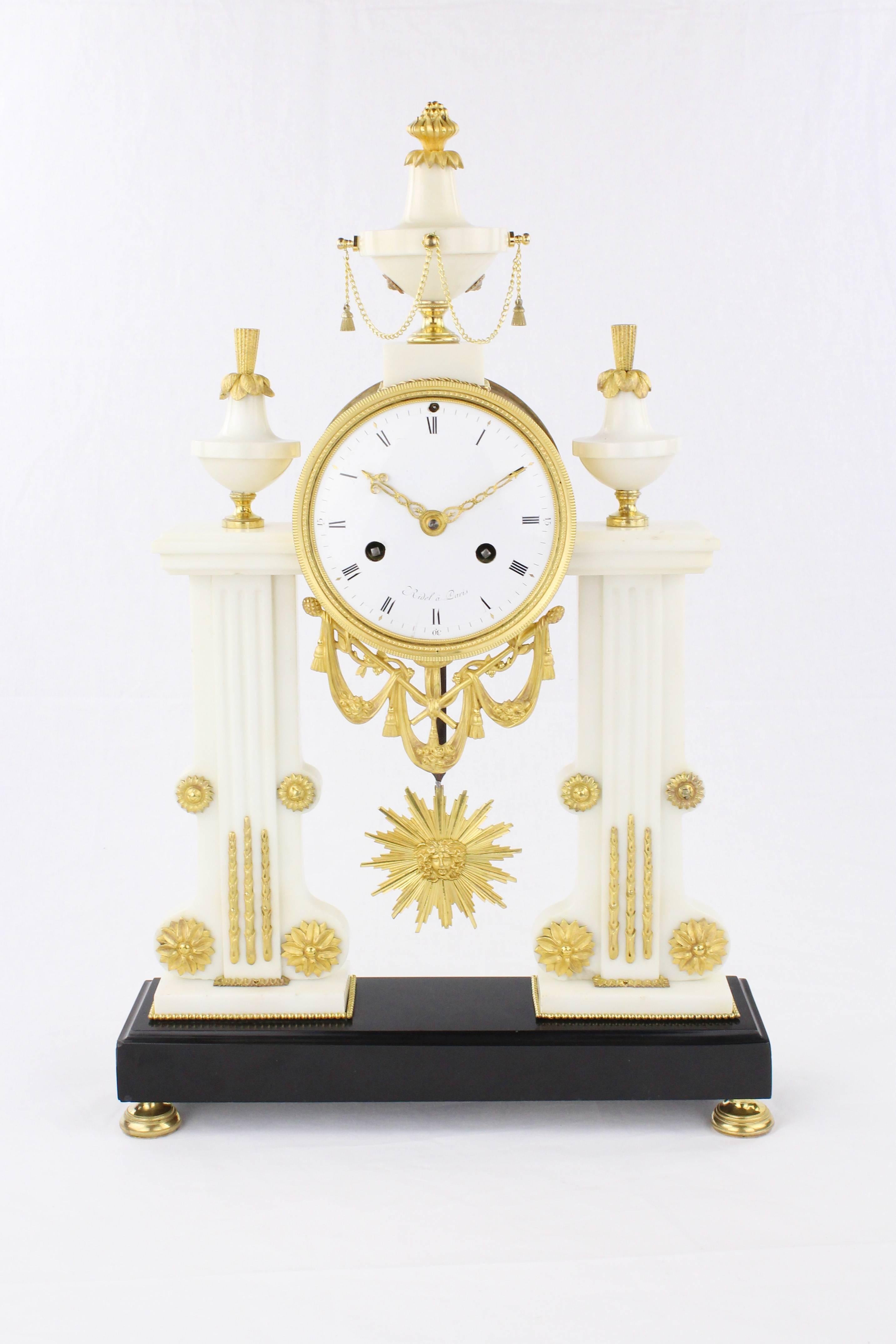 French early 19th century clock, circa 1810.
Weekly runner.
Nice solar pendulum.
Stroke of the clock to half and by the full hour.
"Main entrance“ of white marble.
Fire-gilt metal fittings.
Black stone base.
Measures: Height 52 cm, width