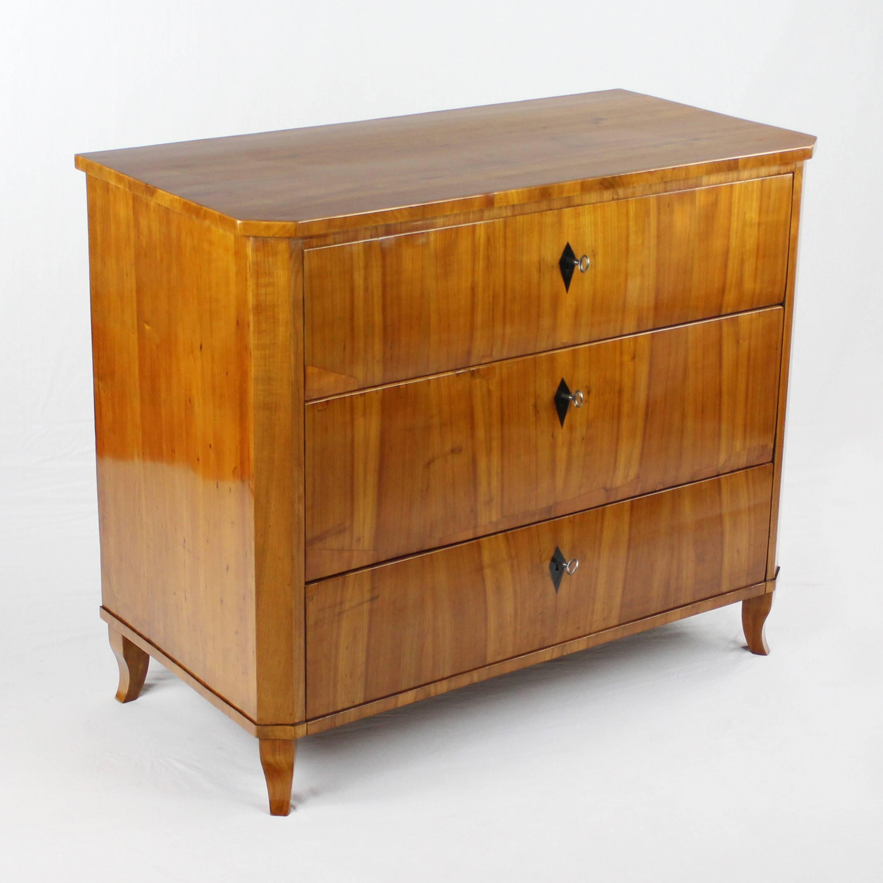 Chest of drawers, circa 1820-1830
Cherry tree on softwood body veneered
Three drawers
Nice veneer image
Bevelled corners
Restored residential-ready state
French Shellac hand polish
Measures: Height 84 cm, width 99 cm, depth 51 cm.

I