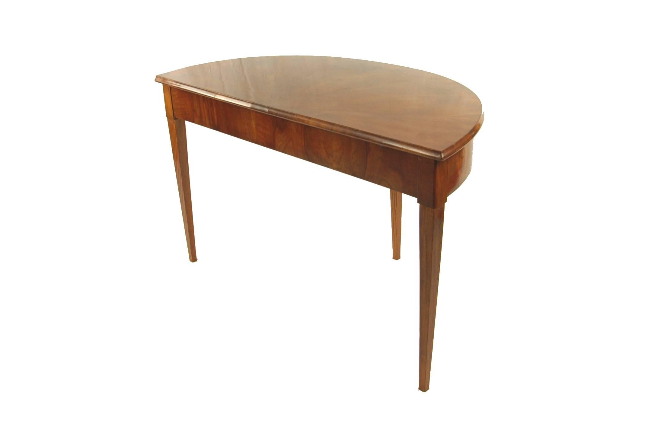 Console table, Biedermeier period, circa 1820
Cherry tree massively and veneered
Record with star veneer
Openable, inside with two fields
Lockable
Restored state
French shellac hand polish
Measures: Height 77 cm, width 127 cm, depth 64